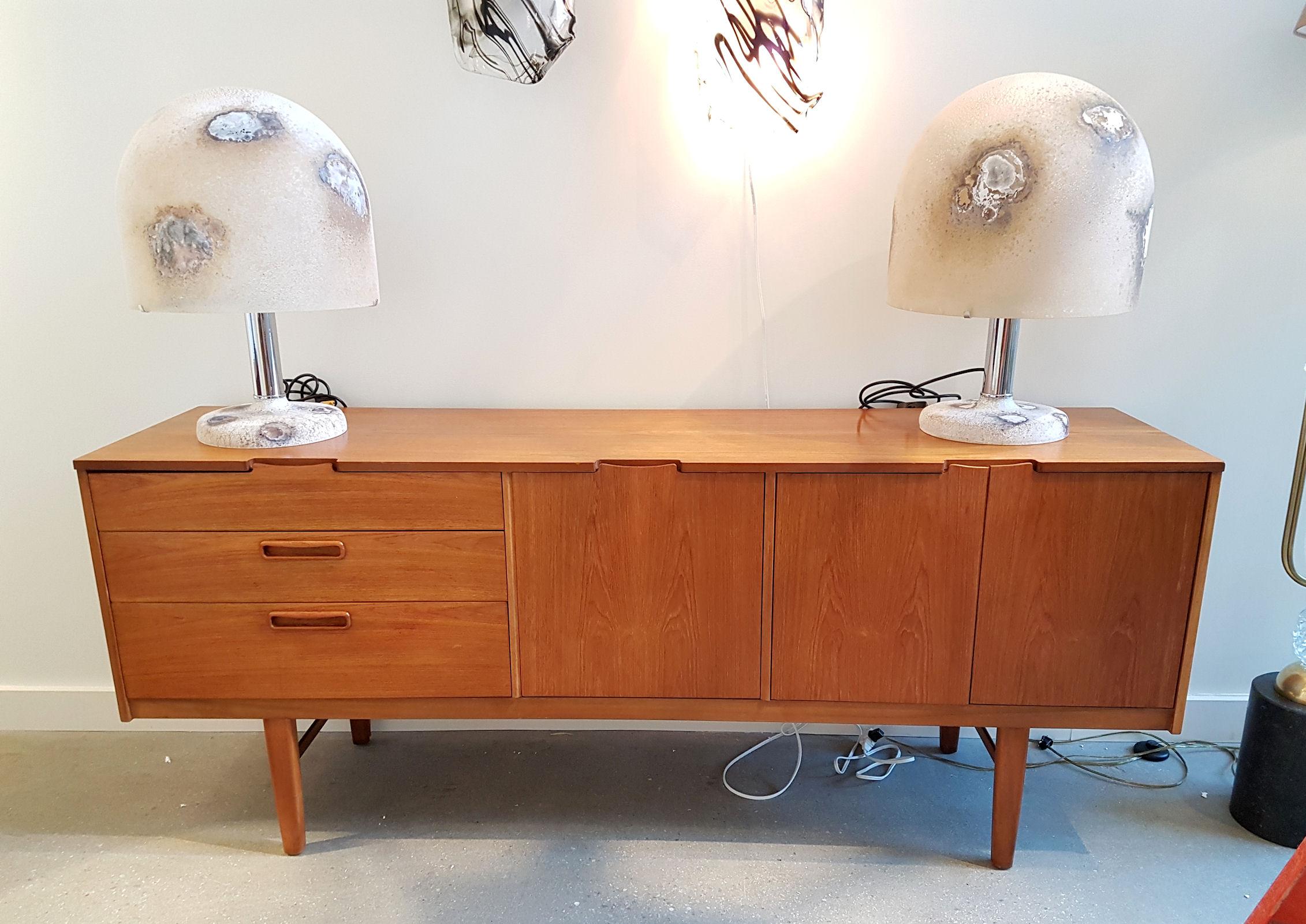 Nathan stamped English Mid-Century Modern buffet, credenza or sideboard.
Made of clear teak. England, 1960s.
The English cabinet has 3 drawers, 1 bar and double door.
Good condition inside and outside.
No alterations or restorations.