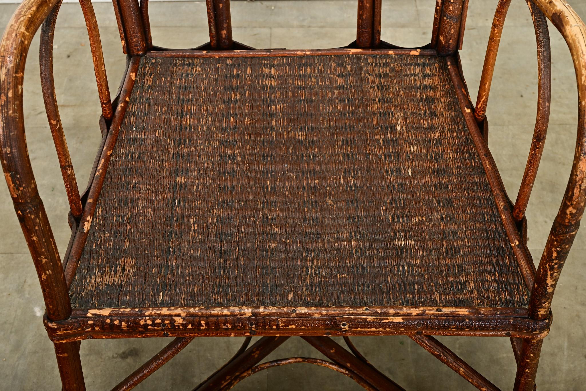 Sculpté à la main Fauteuil en rotin anglais du milieu du siècle