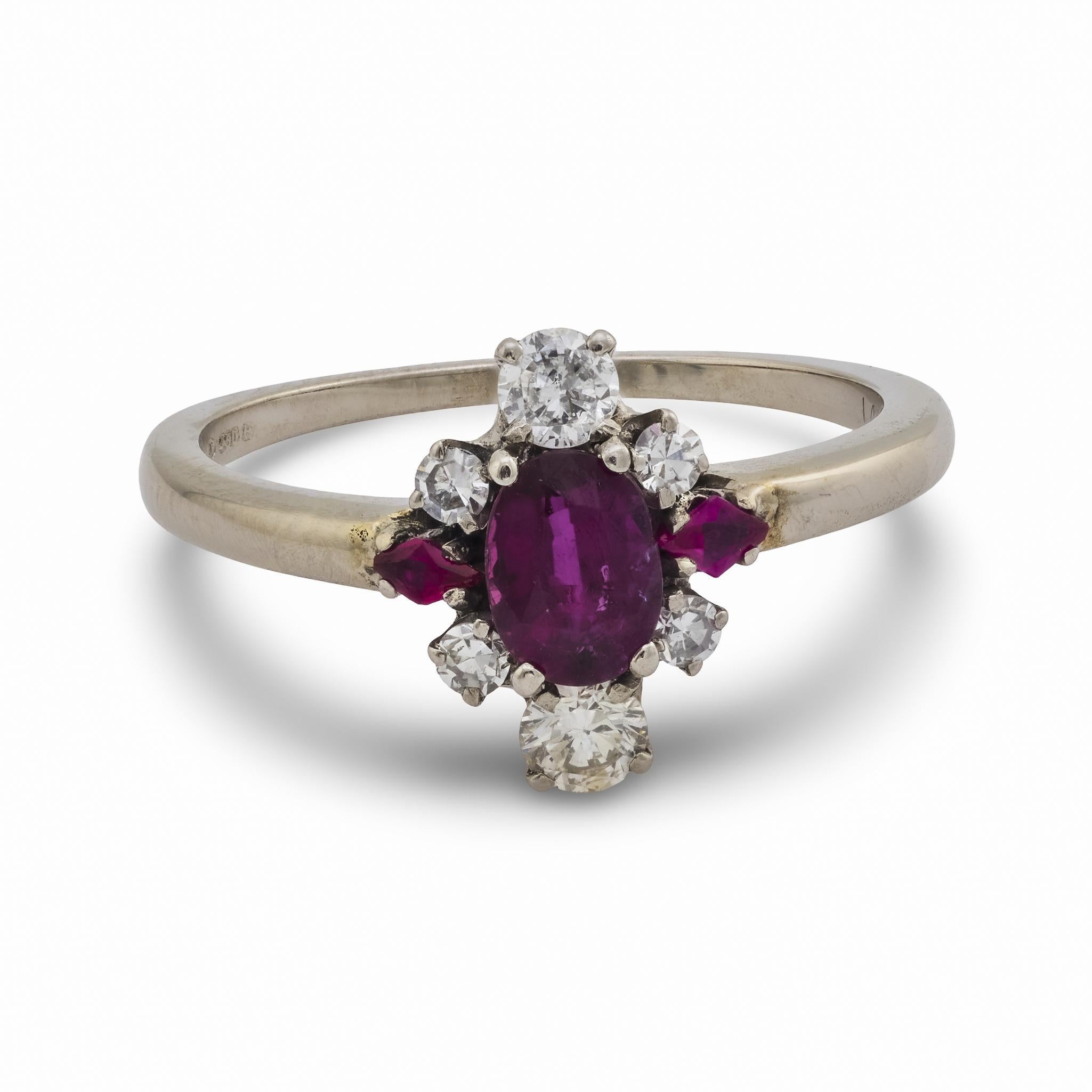 Contemporaneo Anello inglese di metà secolo con rubino e diamante in platino in vendita