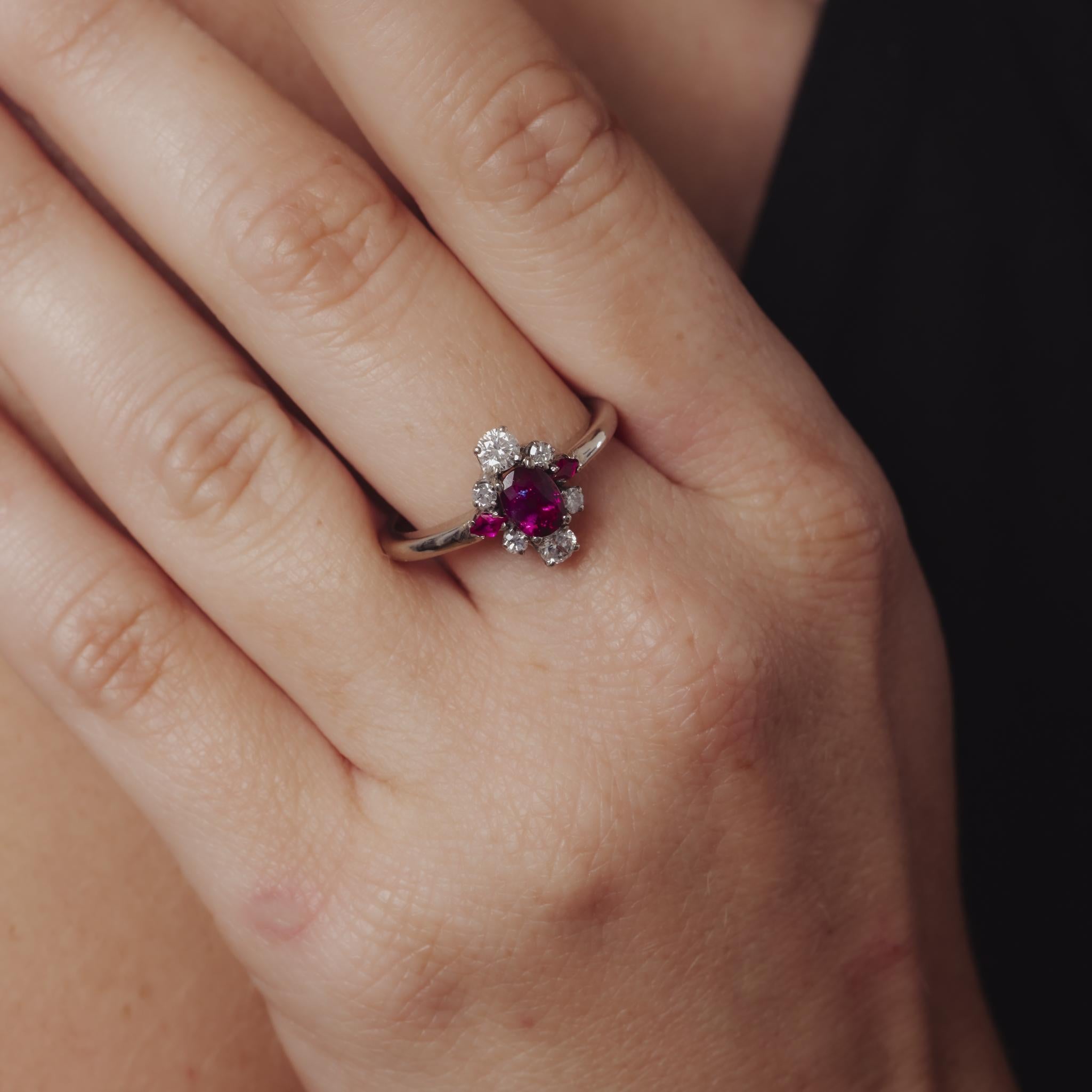 Donna Anello inglese di metà secolo con rubino e diamante in platino in vendita