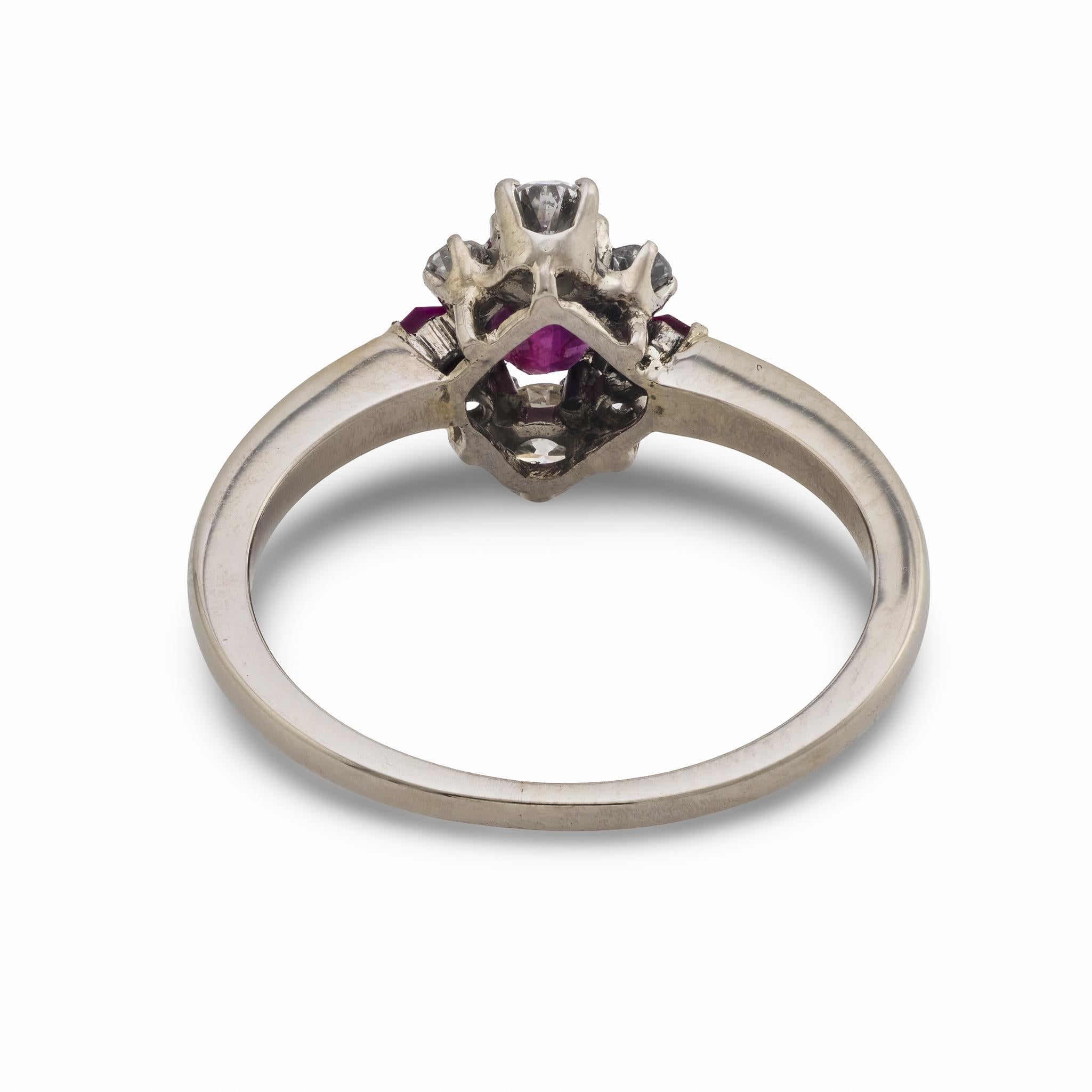 Anello inglese di metà secolo con rubino e diamante in platino in vendita 1