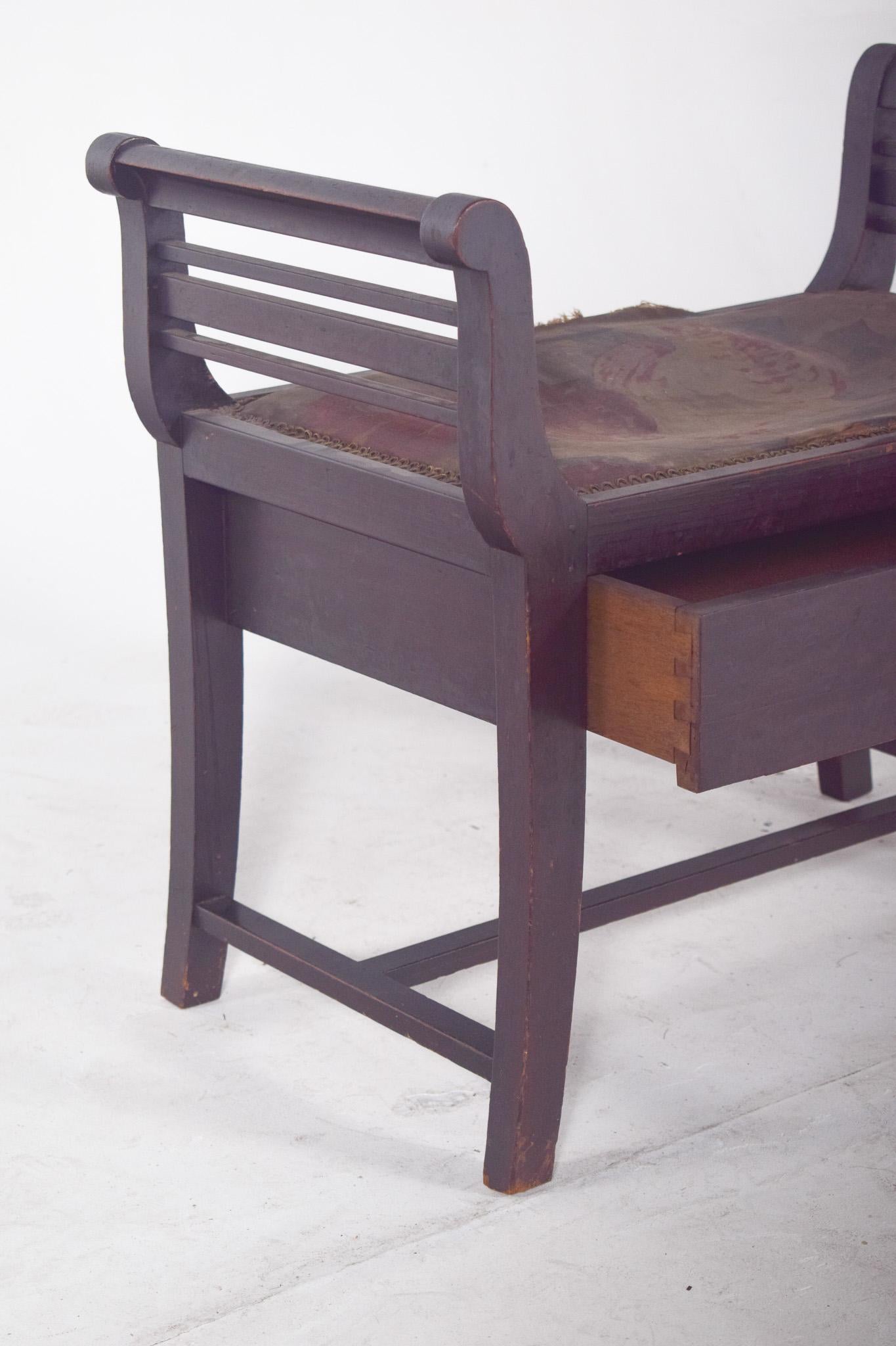 Bois Tabouret anglais du milieu du siècle avec tiroir en vente