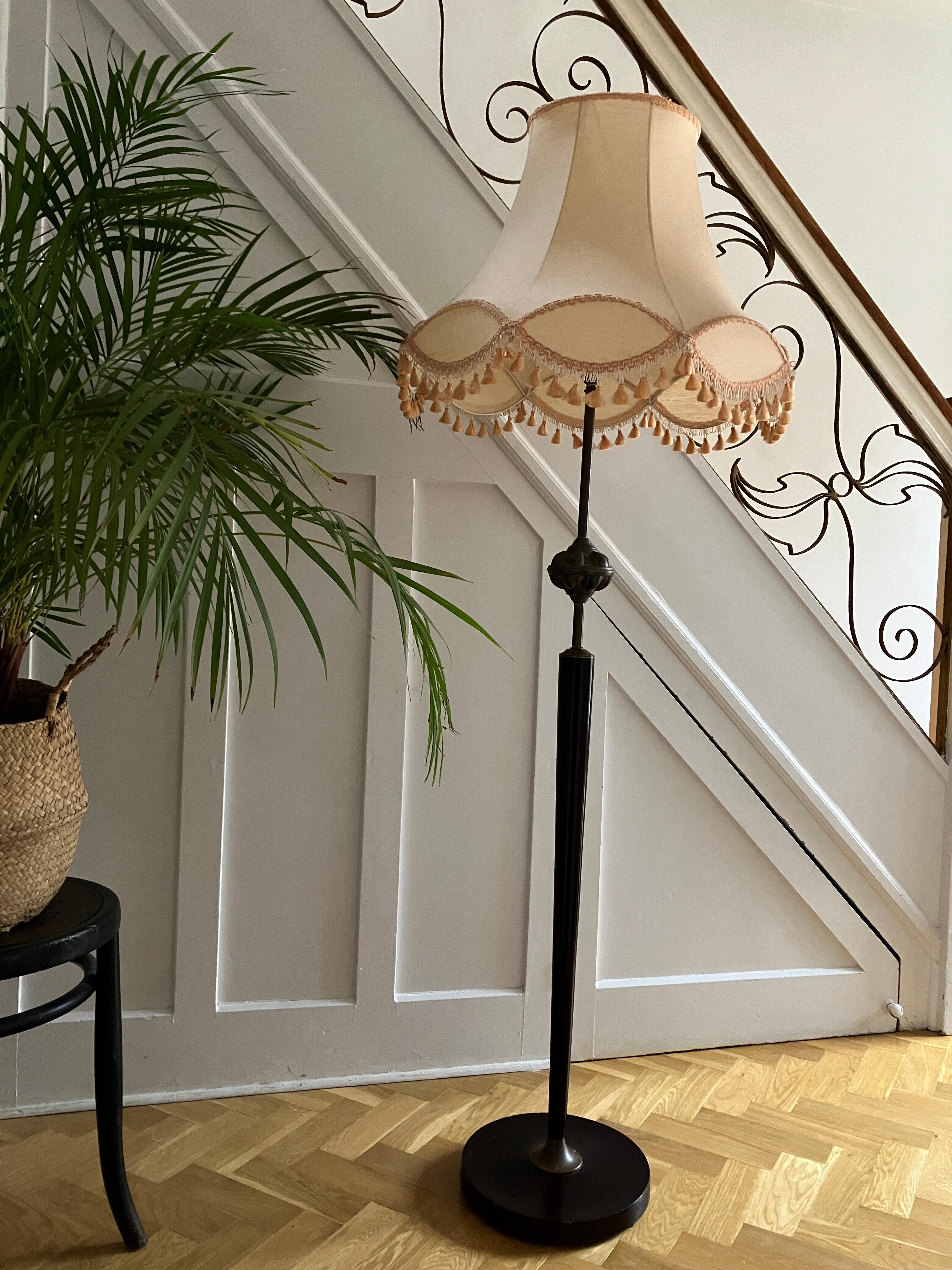 English Midcentury Brass and Wood Floor Lamp For Sale 1