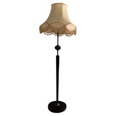 Lampada da terra inglese del Medioevo in ottone e Wood