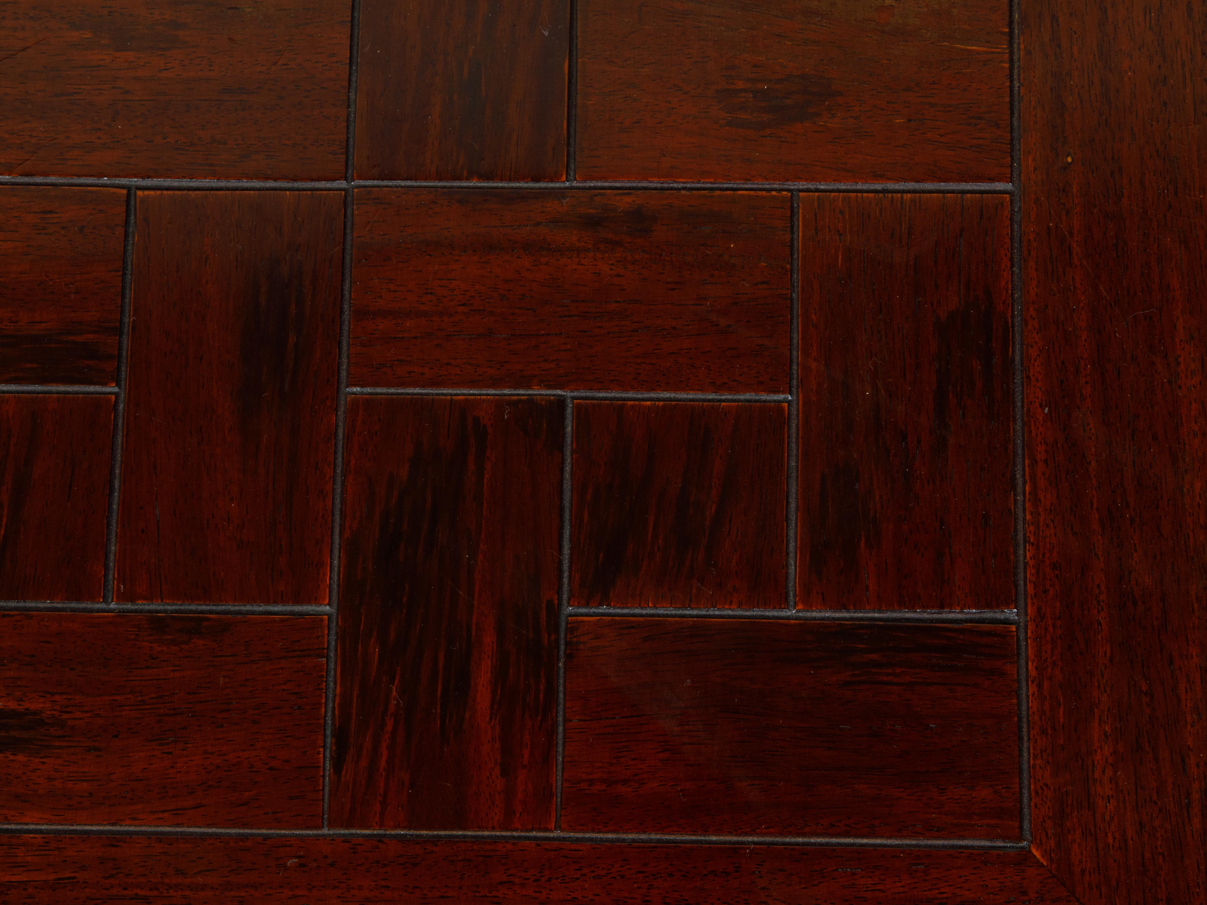 Table d'appoint de style campagne anglaise du milieu du siècle dernier, avec plateau en parquet et supports en laiton en vente 2