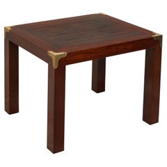 Table d'appoint de style campagne anglaise du milieu du siècle dernier, avec plateau en parquet et supports en laiton