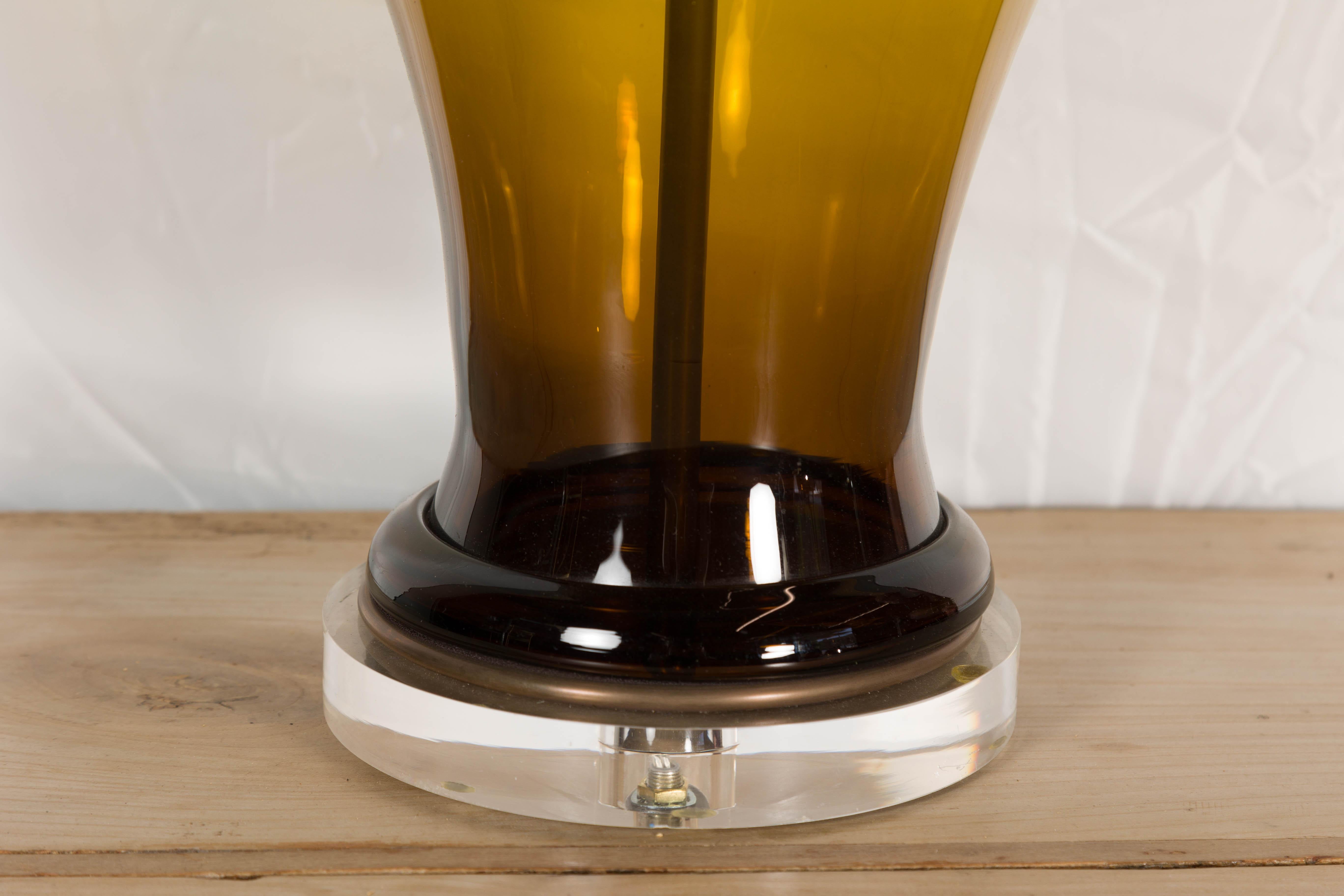 Englische Mid-Century-Tischlampe aus dunklem Bernsteinglas auf Lucite-Sockel, US-Draht im Angebot 4