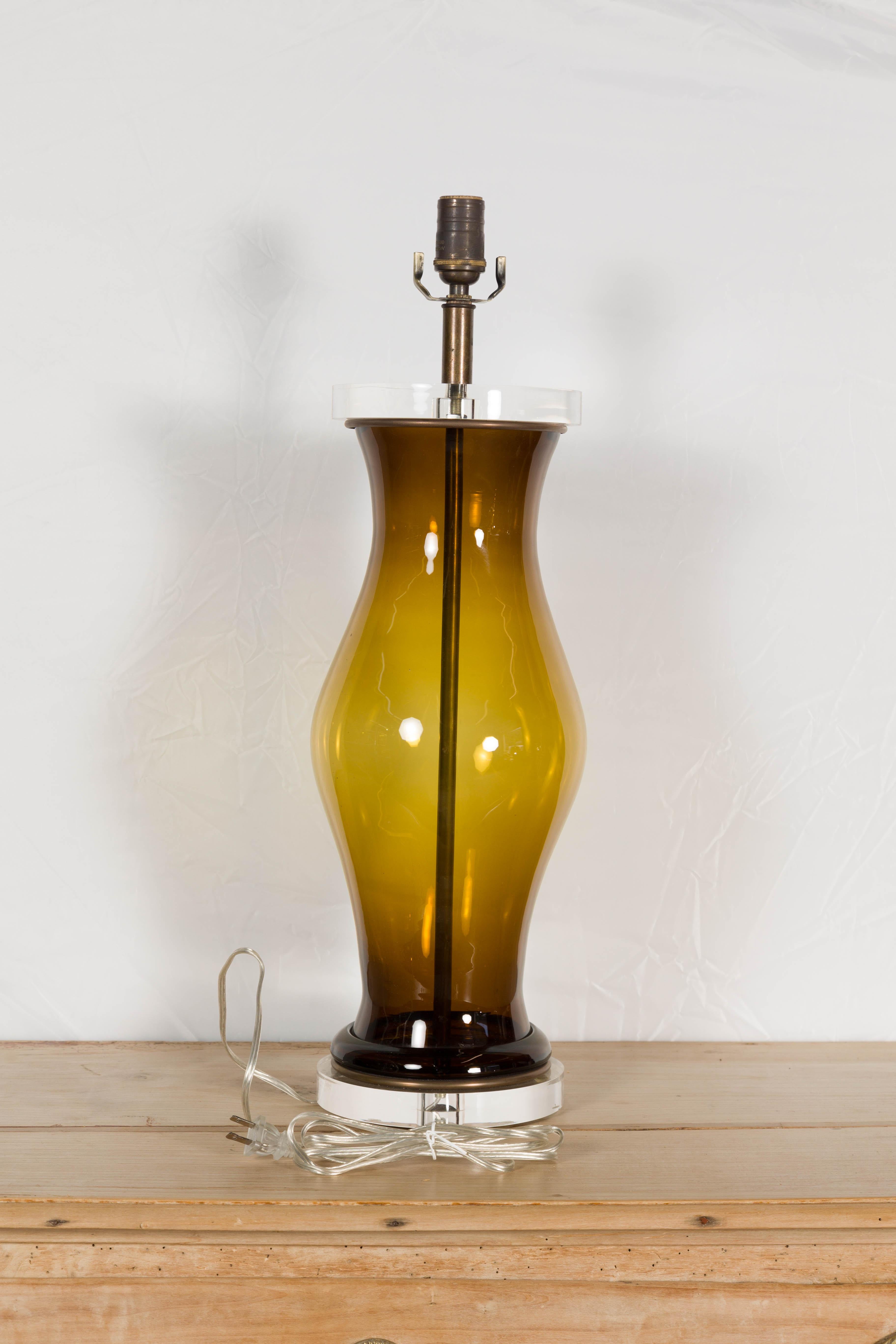 Englische Mid-Century-Tischlampe aus dunklem Bernsteinglas auf Lucite-Sockel, US-Draht im Angebot 5