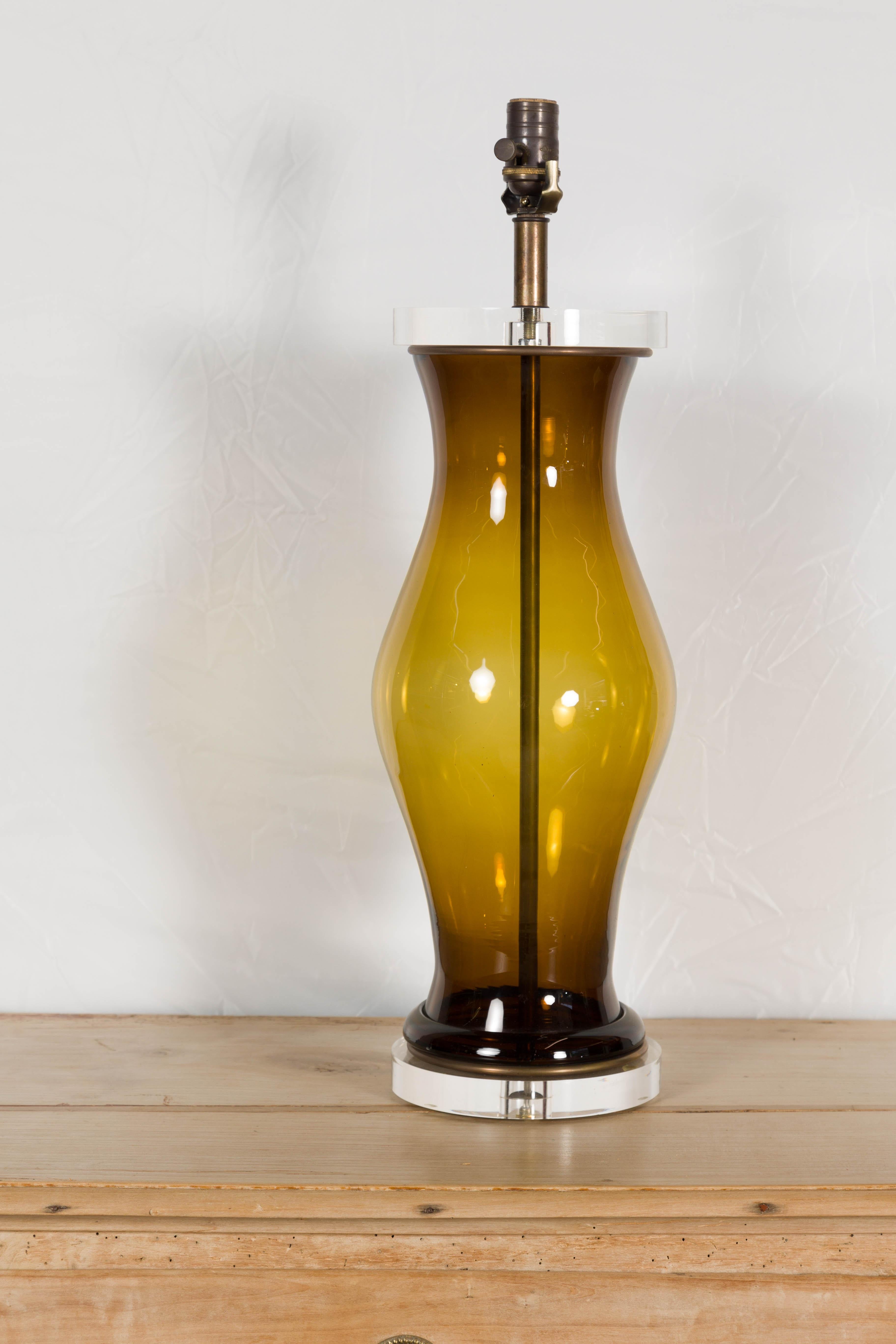 English Midcentury Dark Amber Glass Table Lamp on Lucite Base, US Wired In Good Condition For Sale In Atlanta, GA