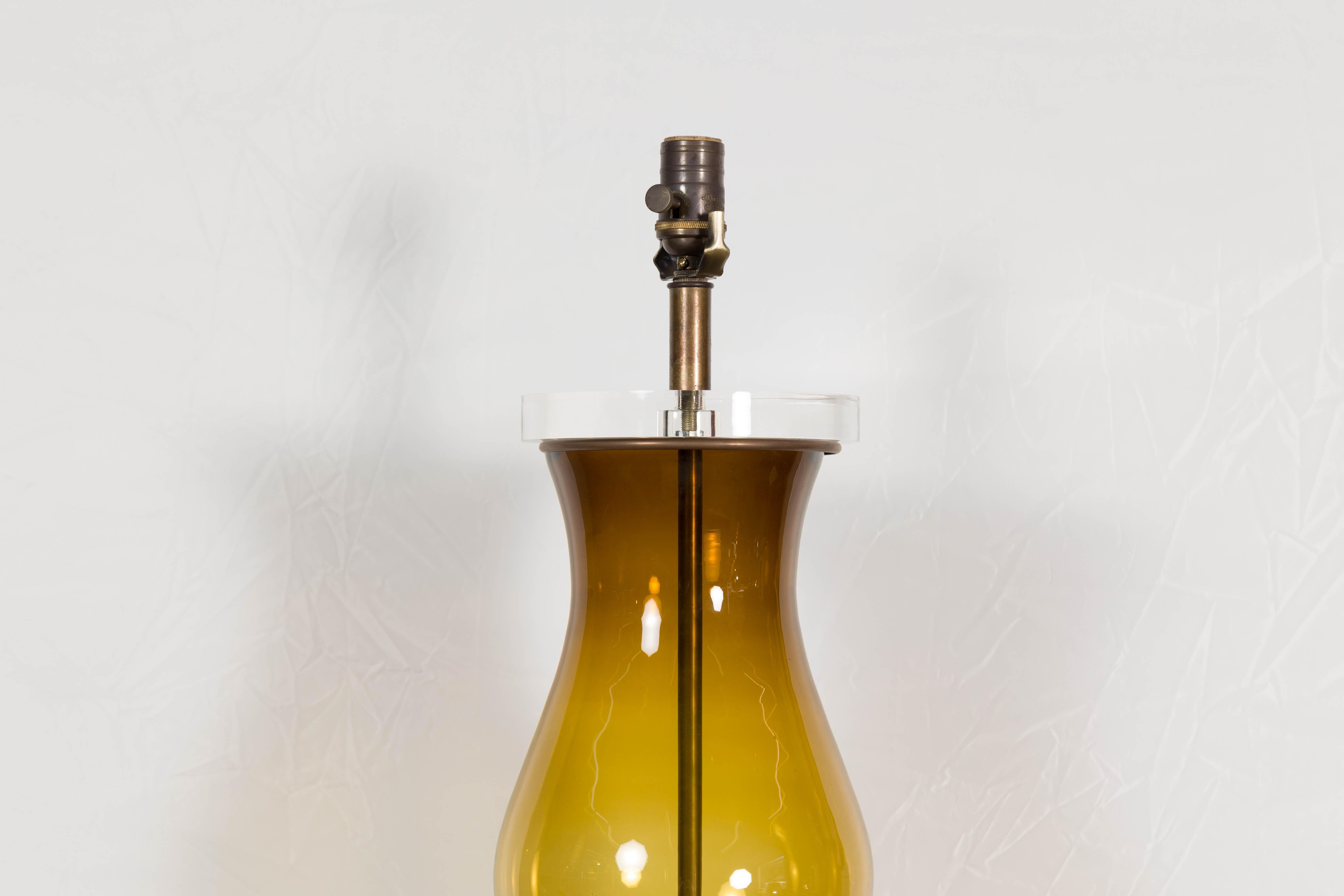 20th Century English Midcentury Dark Amber Glass Table Lamp on Lucite Base, US Wired For Sale