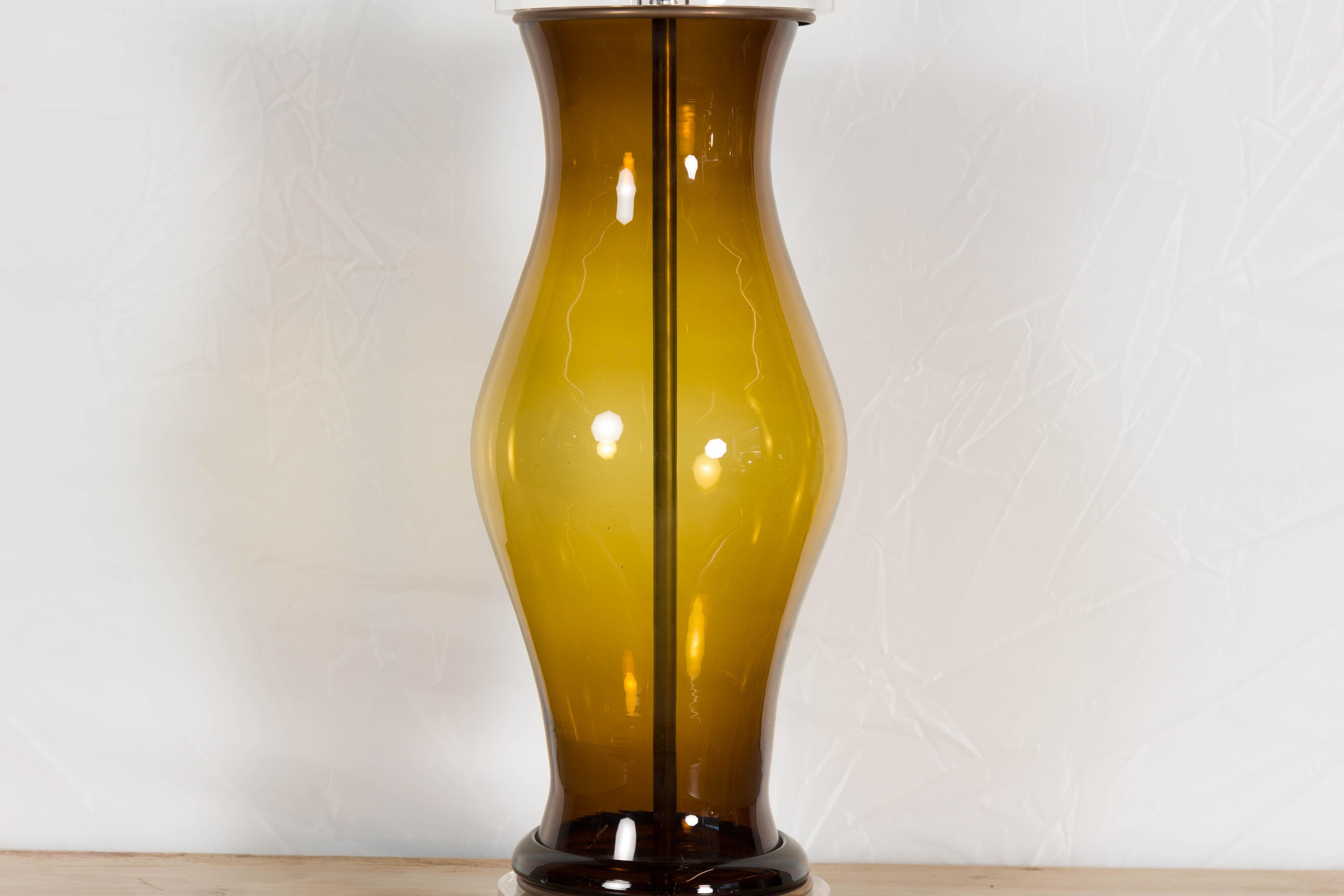Englische Mid-Century-Tischlampe aus dunklem Bernsteinglas auf Lucite-Sockel, US-Draht (Glas) im Angebot