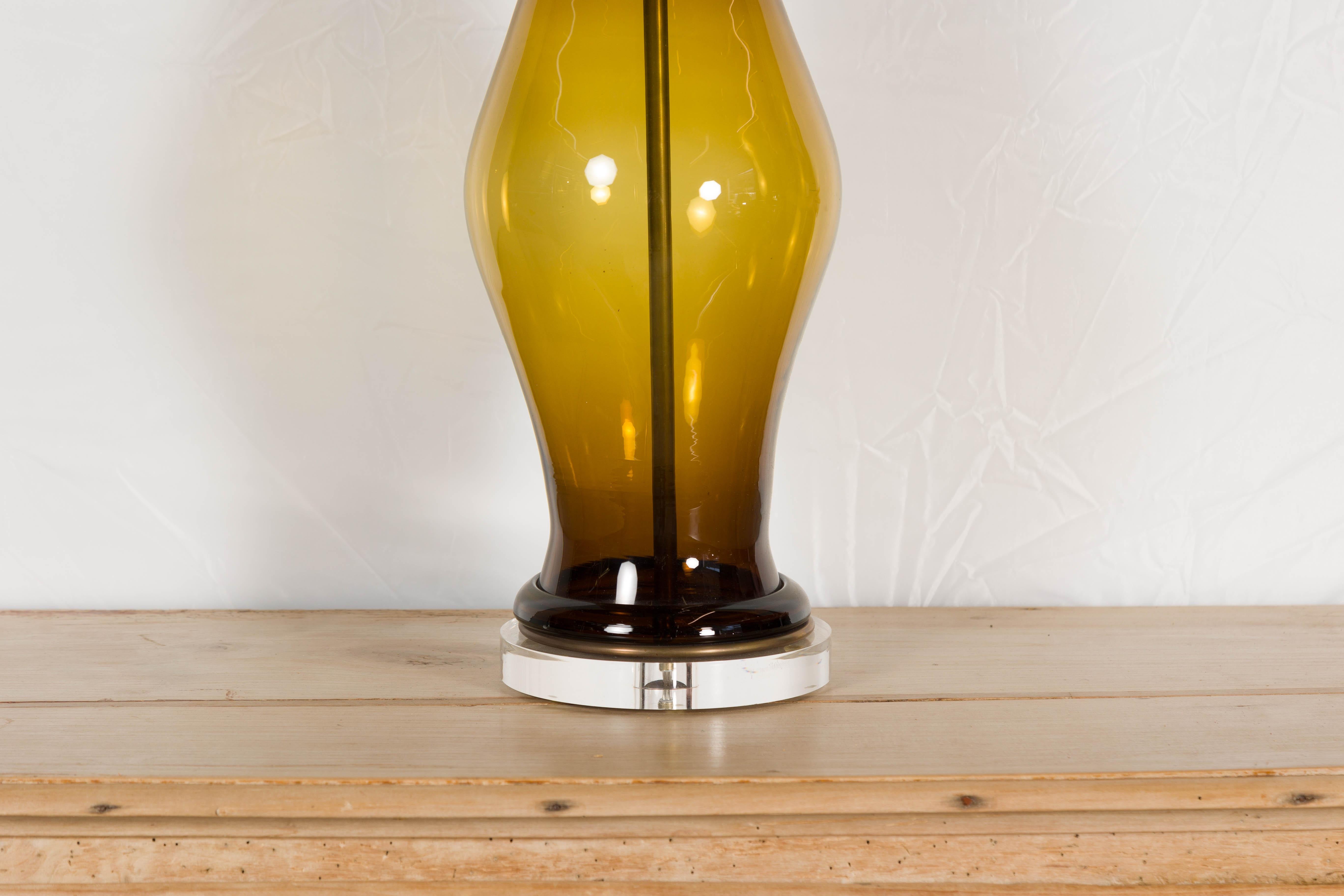 Englische Mid-Century-Tischlampe aus dunklem Bernsteinglas auf Lucite-Sockel, US-Draht im Angebot 1