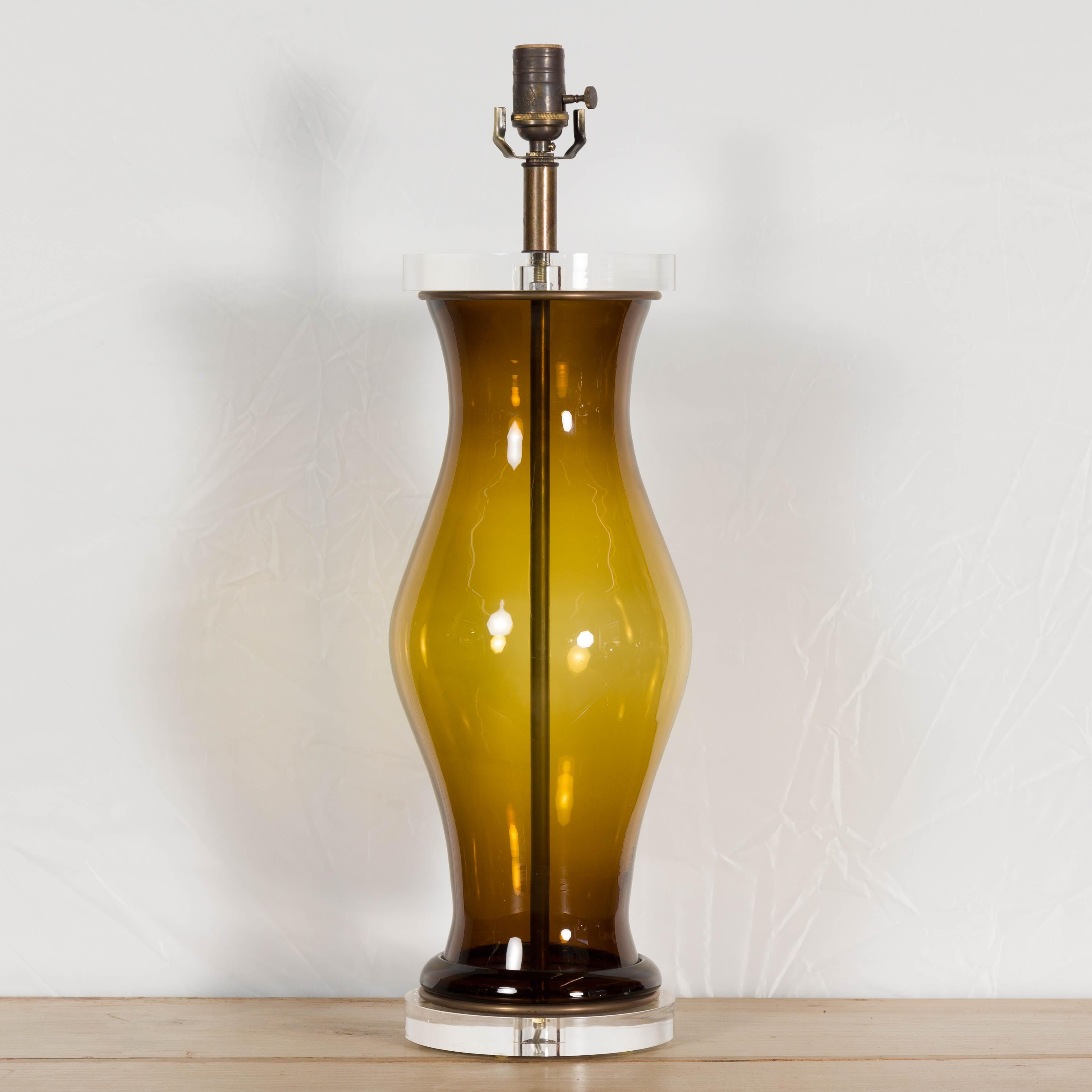 Englische Mid-Century-Tischlampe aus dunklem Bernsteinglas auf Lucite-Sockel, US-Draht im Angebot 2
