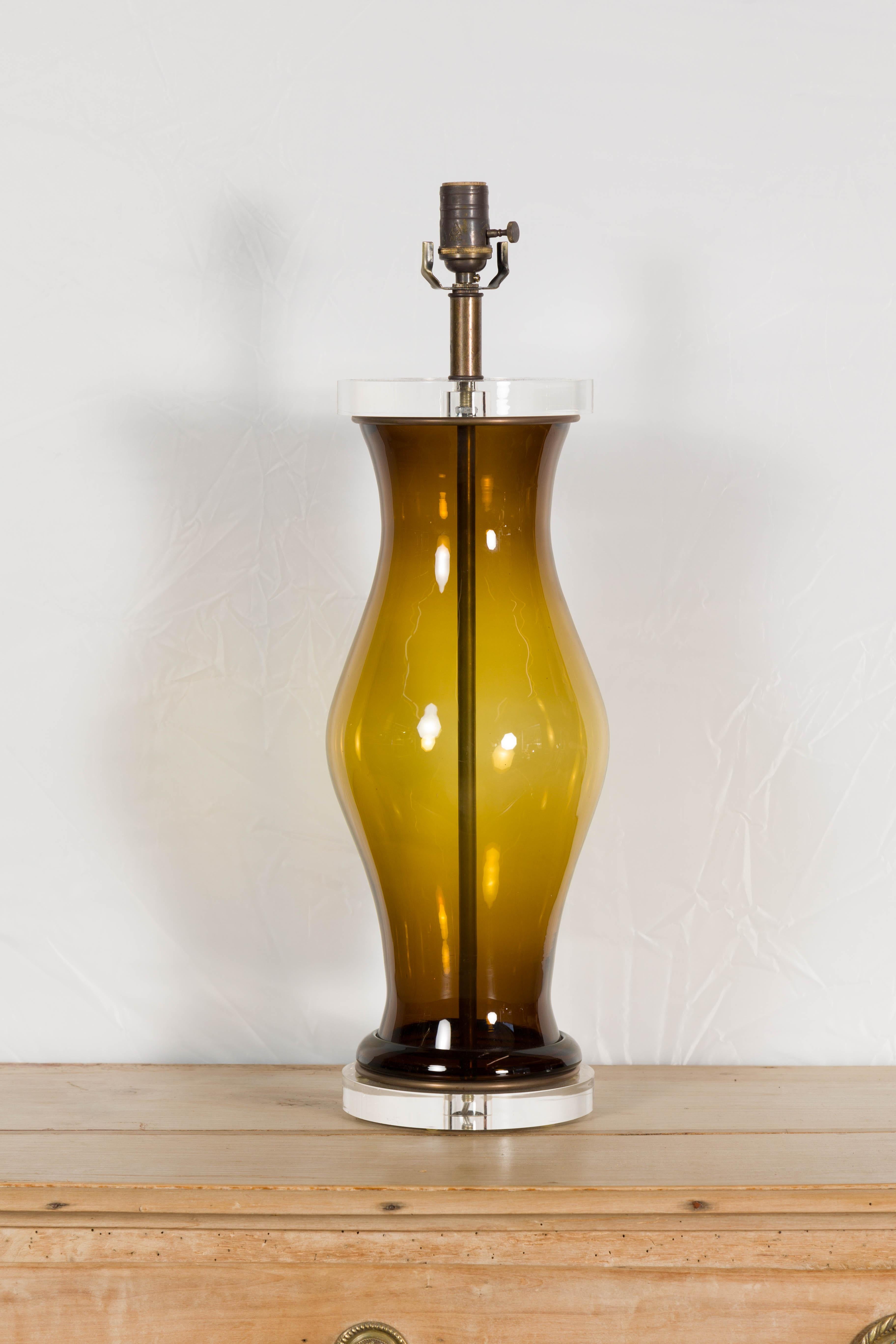 Englische Mid-Century-Tischlampe aus dunklem Bernsteinglas auf Lucite-Sockel, US-Draht im Angebot 3