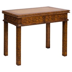 Table de jeu anglaise du milieu du siècle avec plateau en cuir et abondant décor sculpté