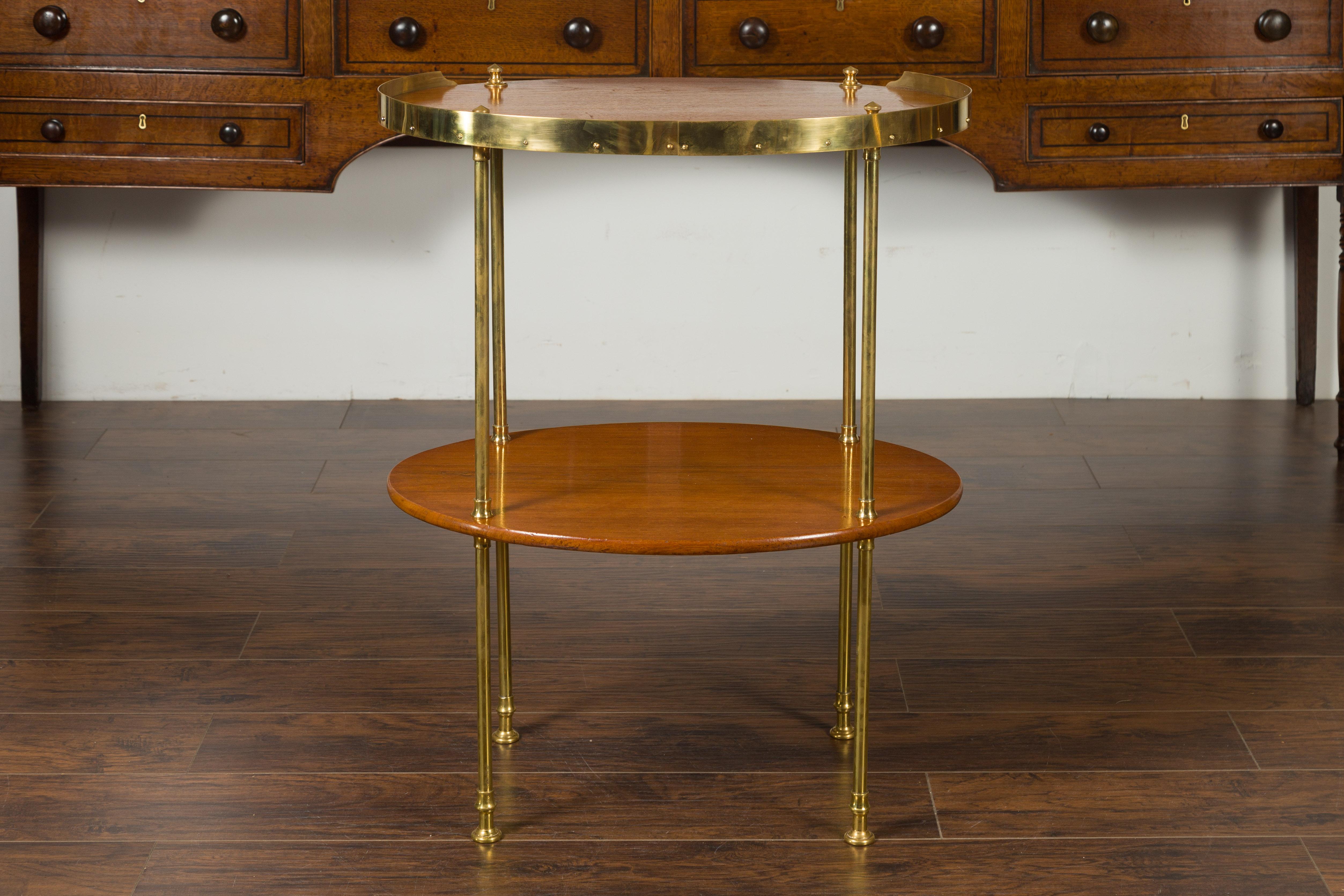 Table ovale anglaise à deux étages en acajou du milieu du siècle dernier avec accents en laiton en vente 4