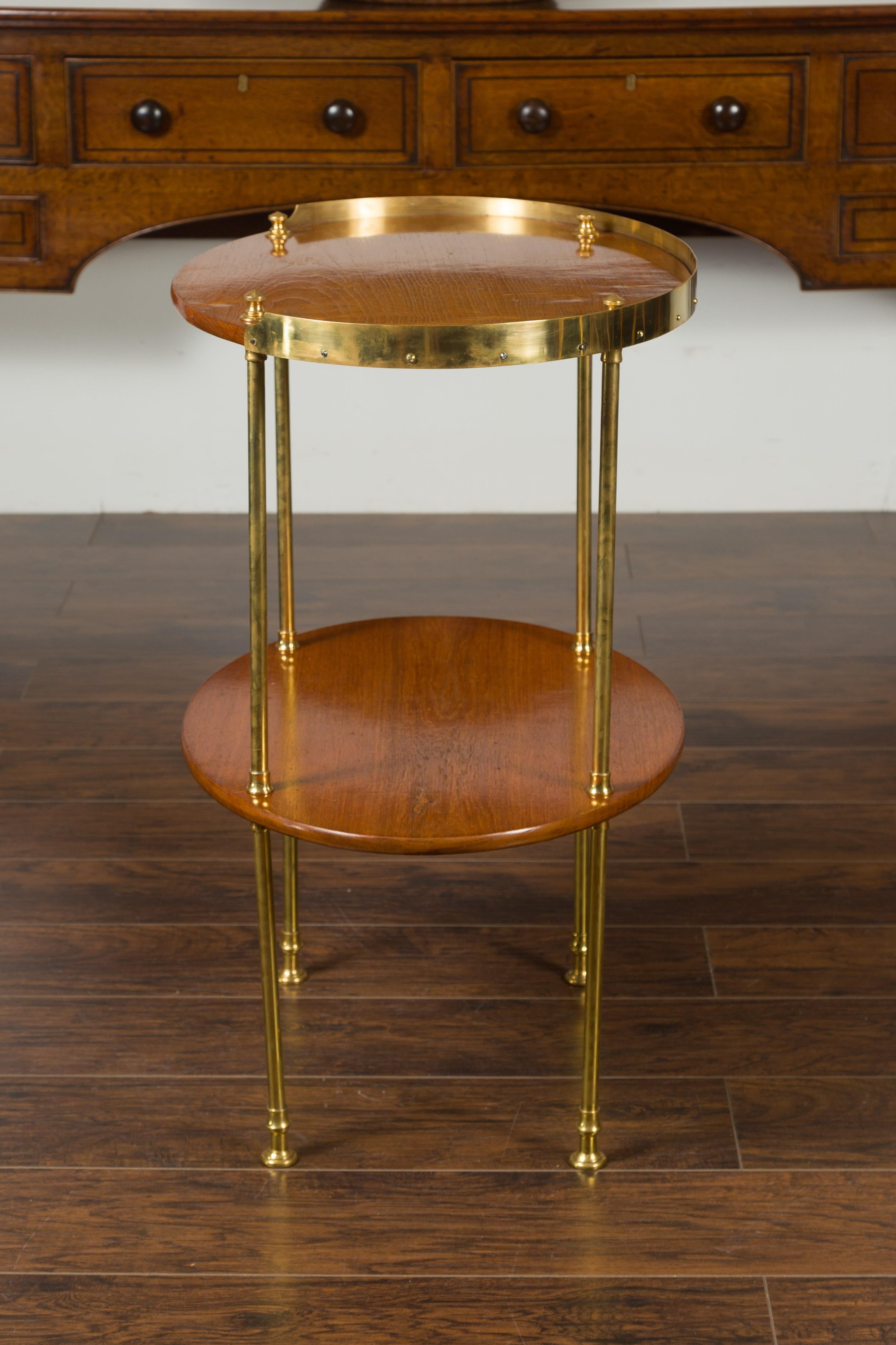 Table ovale anglaise à deux étages en acajou du milieu du siècle dernier avec accents en laiton en vente 5
