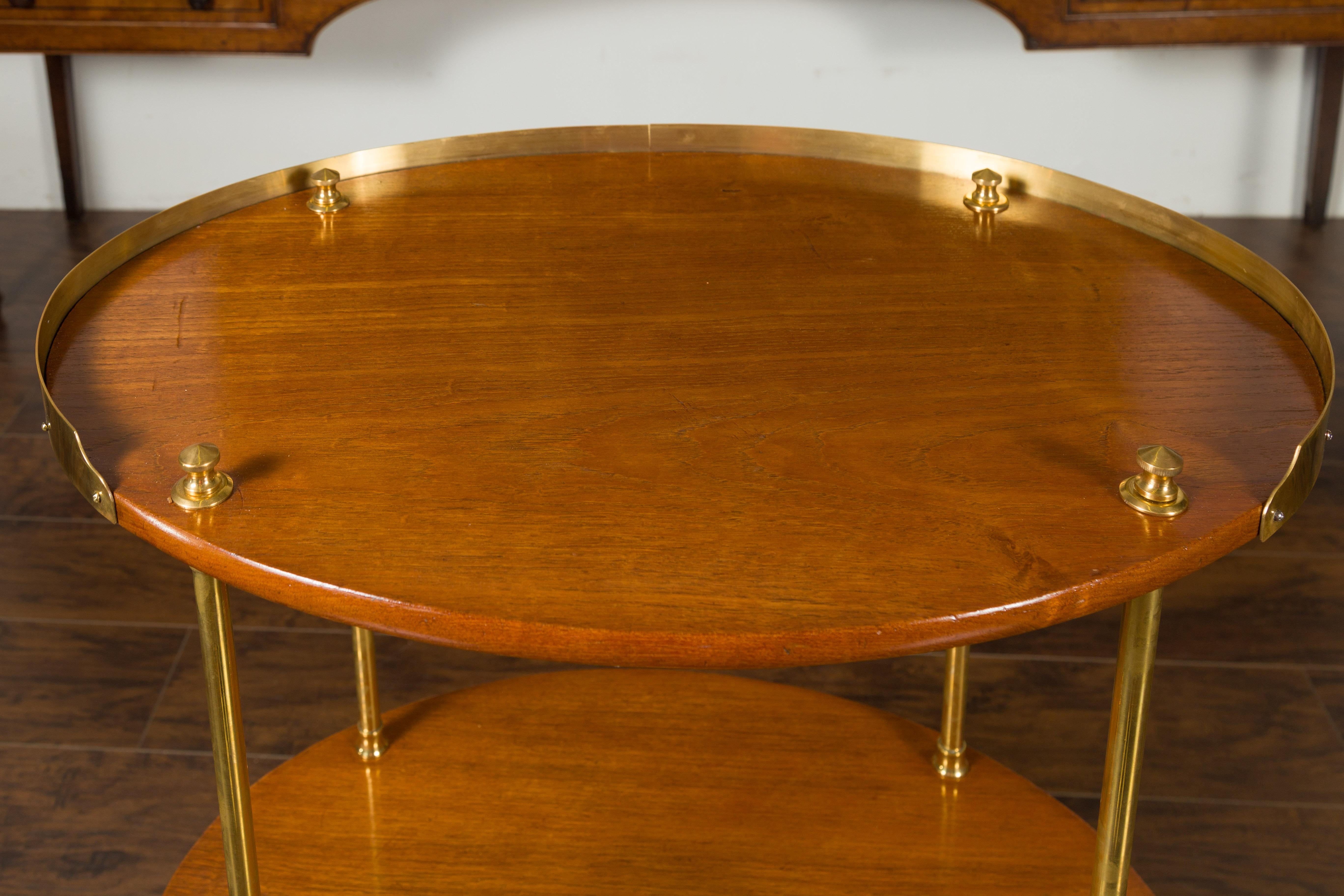 Anglais Table ovale anglaise à deux étages en acajou du milieu du siècle dernier avec accents en laiton en vente