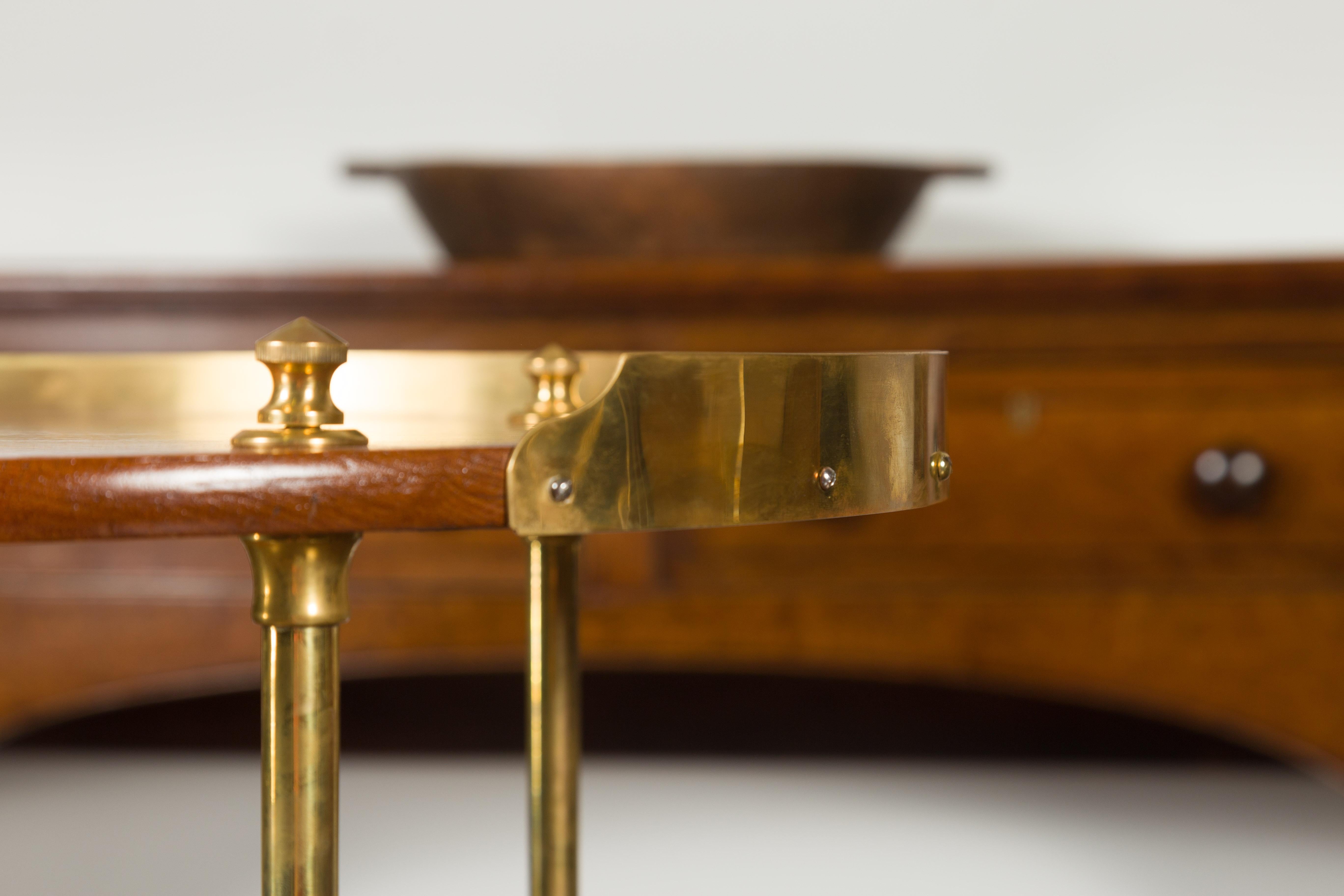 20ième siècle Table ovale anglaise à deux étages en acajou du milieu du siècle dernier avec accents en laiton en vente