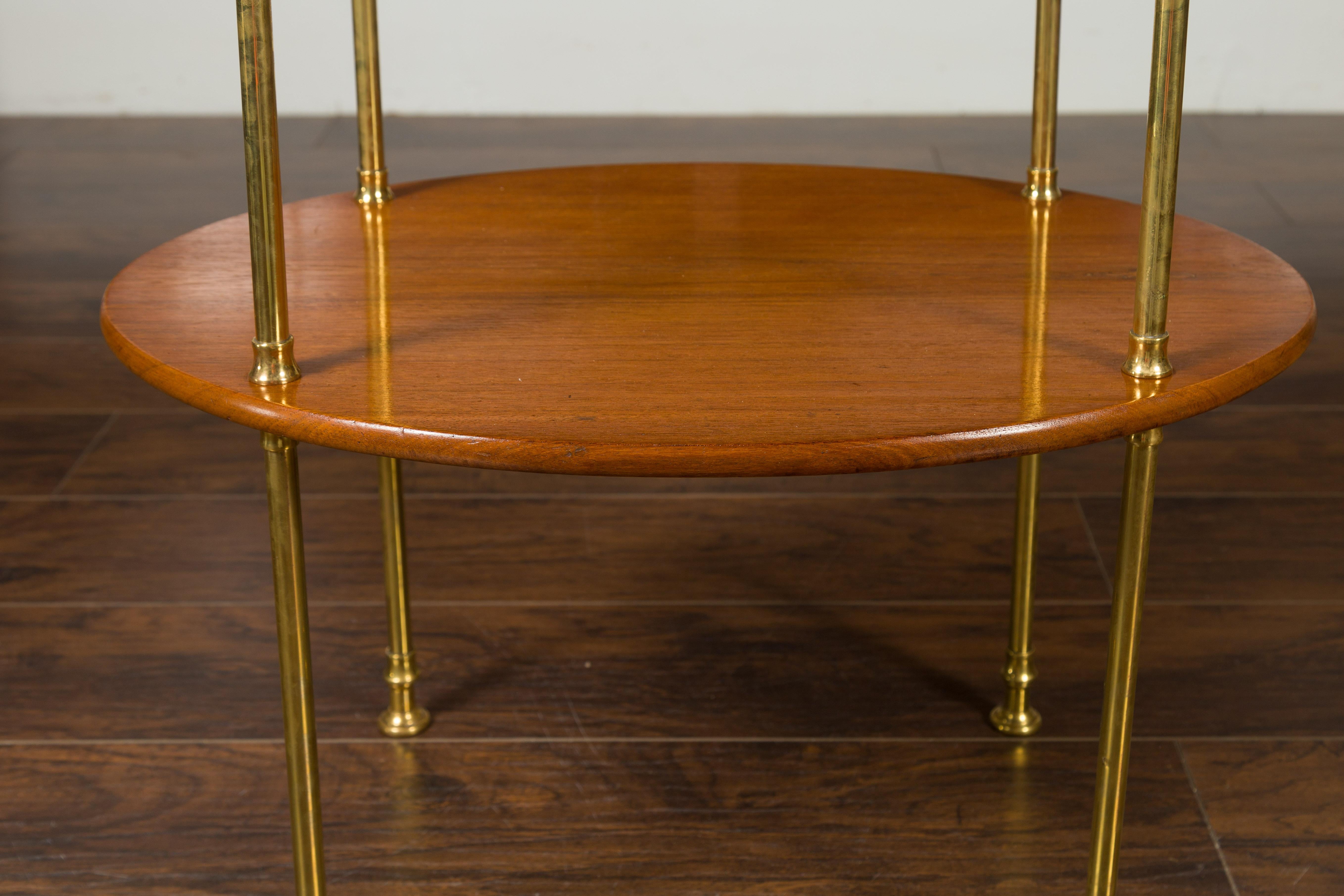 Laiton Table ovale anglaise à deux étages en acajou du milieu du siècle dernier avec accents en laiton en vente