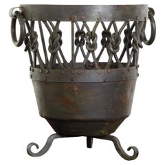 Brazier / Pot anglais en métal du milieu du siècle dernier avec motifs noués et pieds à volutes