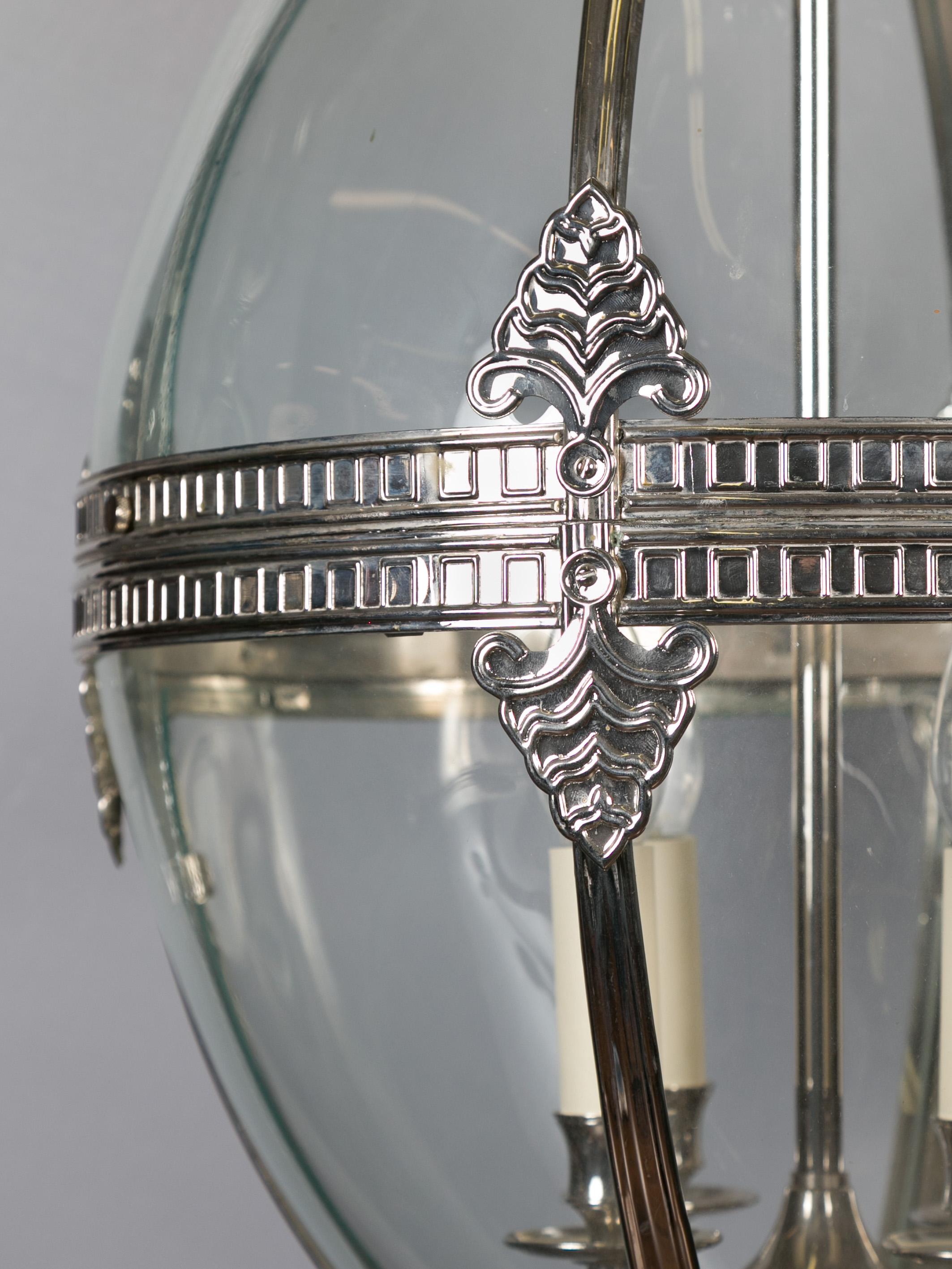 Lanterne ovoïde à quatre lumières en nickel et verre:: style anglais du milieu du siècle:: avec palmettes en vente 4