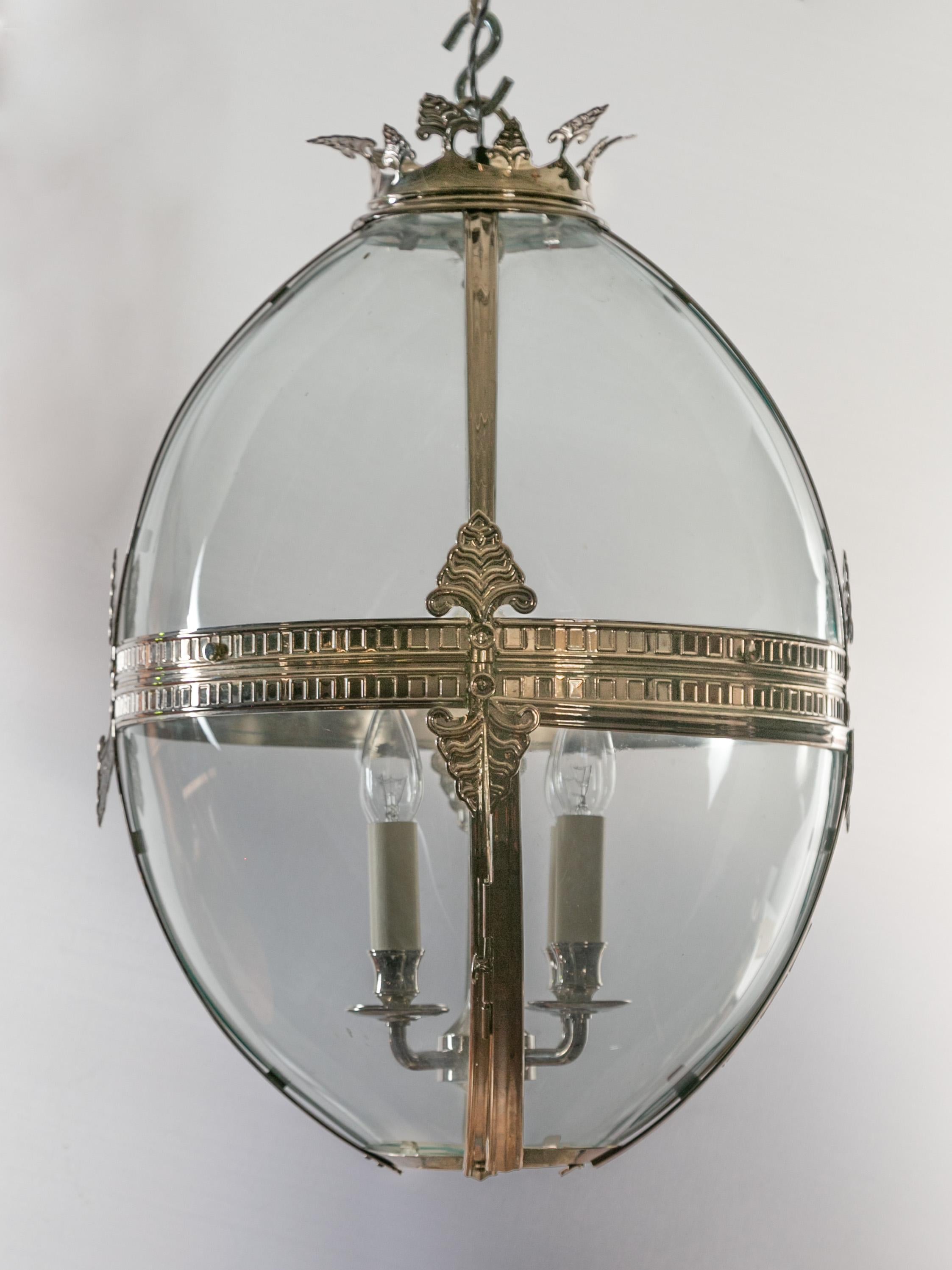 Lanterne ovoïde à quatre lumières en nickel et verre:: style anglais du milieu du siècle:: avec palmettes Bon état - En vente à Atlanta, GA