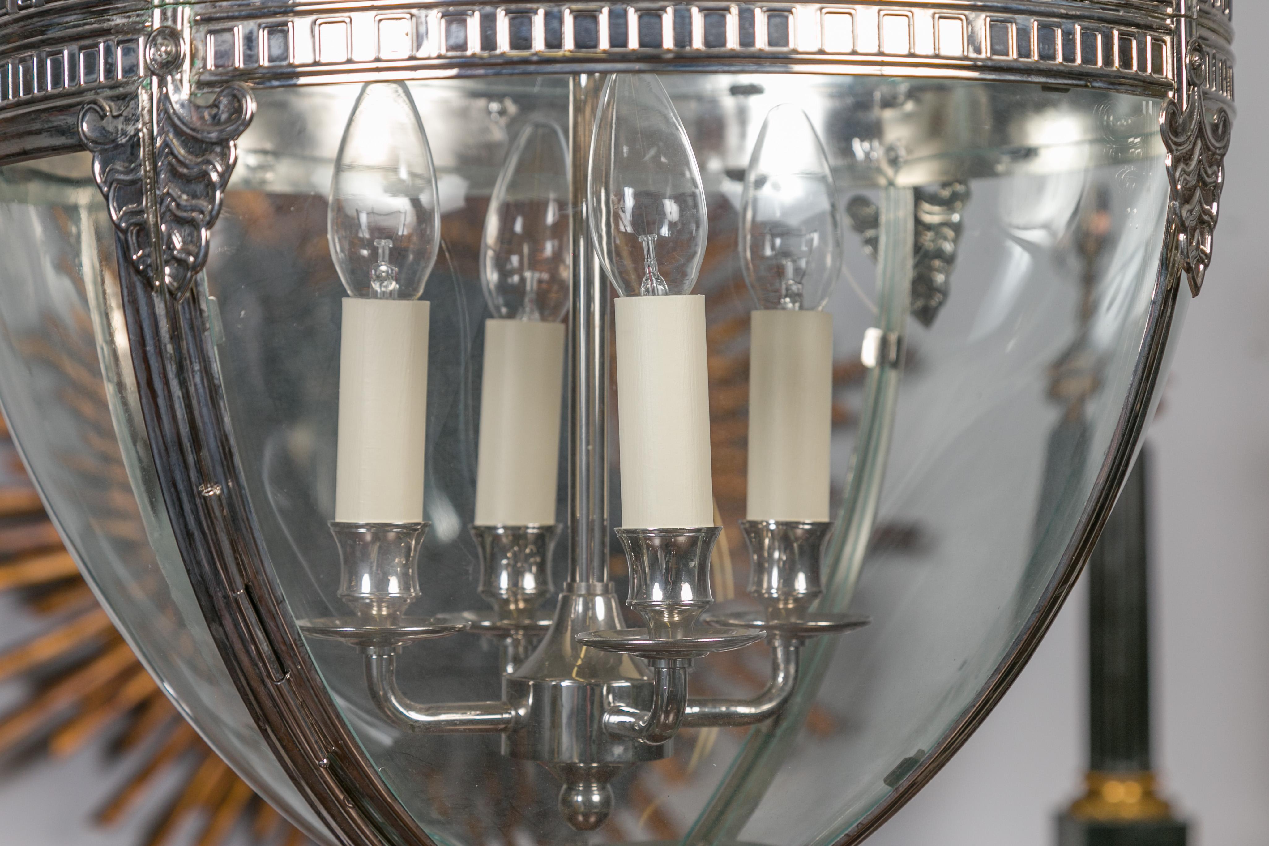 Verre Lanterne ovoïde à quatre lumières en nickel et verre:: style anglais du milieu du siècle:: avec palmettes en vente