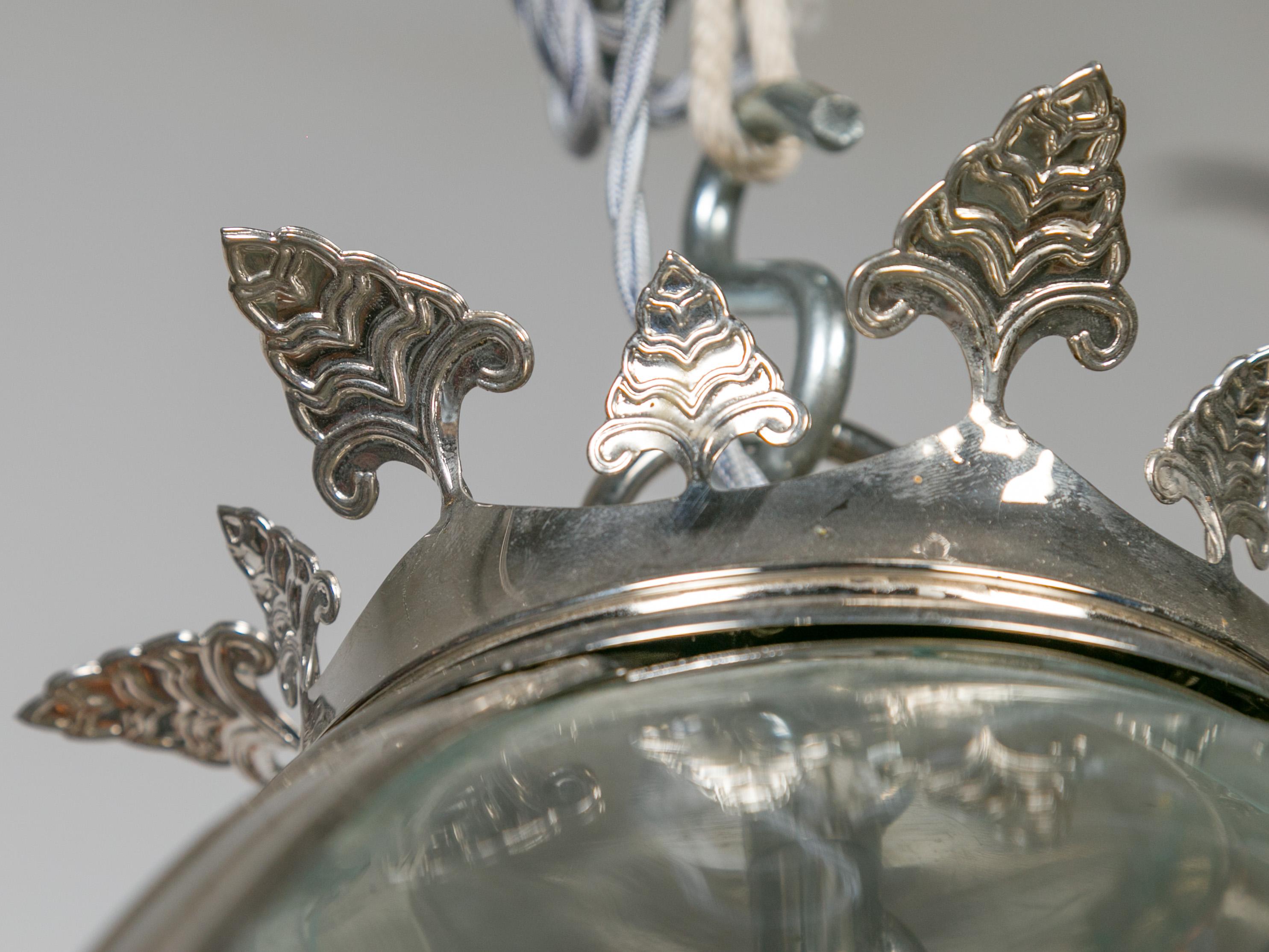 Lanterne ovoïde à quatre lumières en nickel et verre:: style anglais du milieu du siècle:: avec palmettes en vente 1