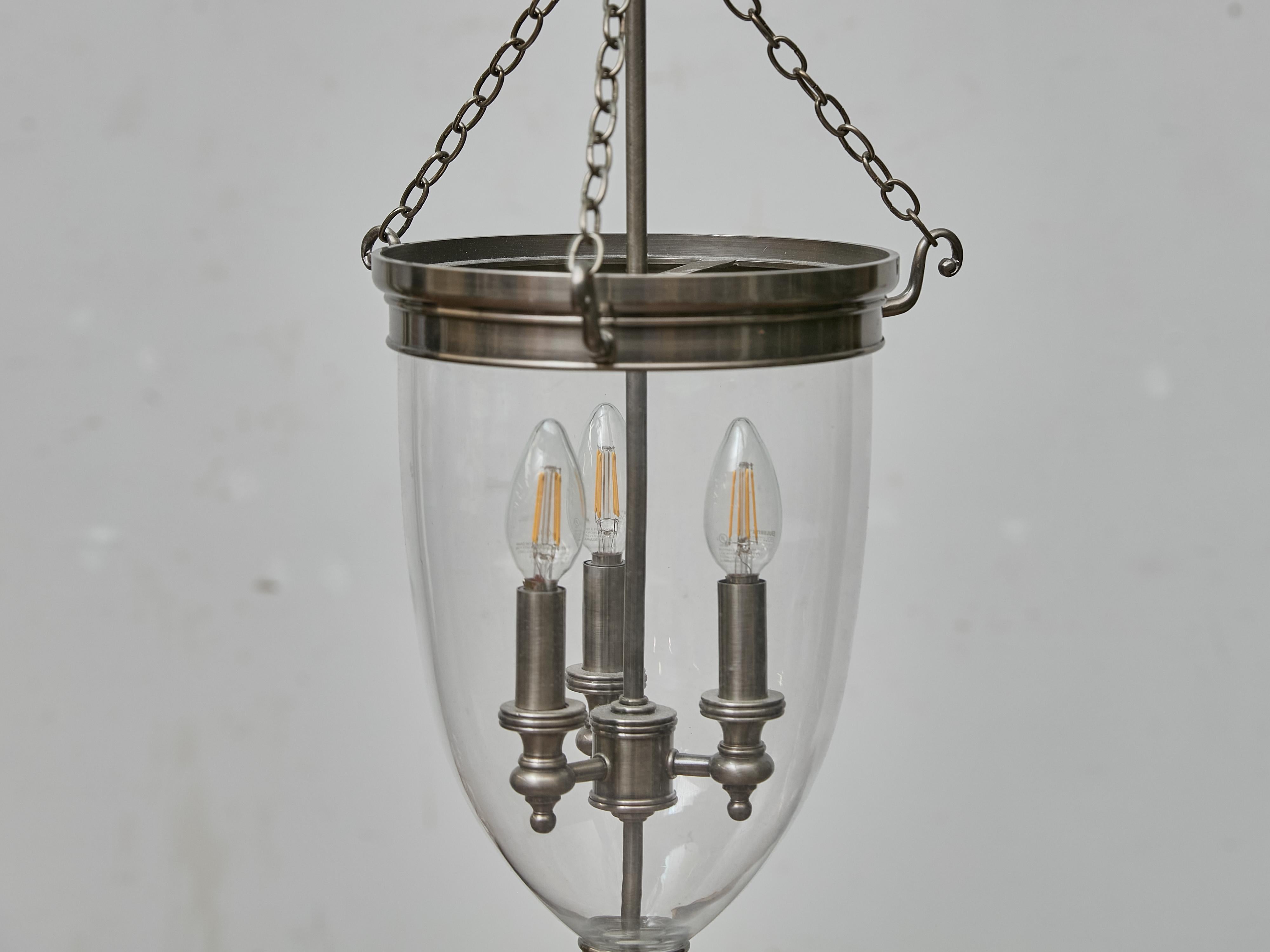 Englische Nickel-Glockenlaterne aus der Jahrhundertmitte mit Glas-Dome und drei Lights im Angebot 3