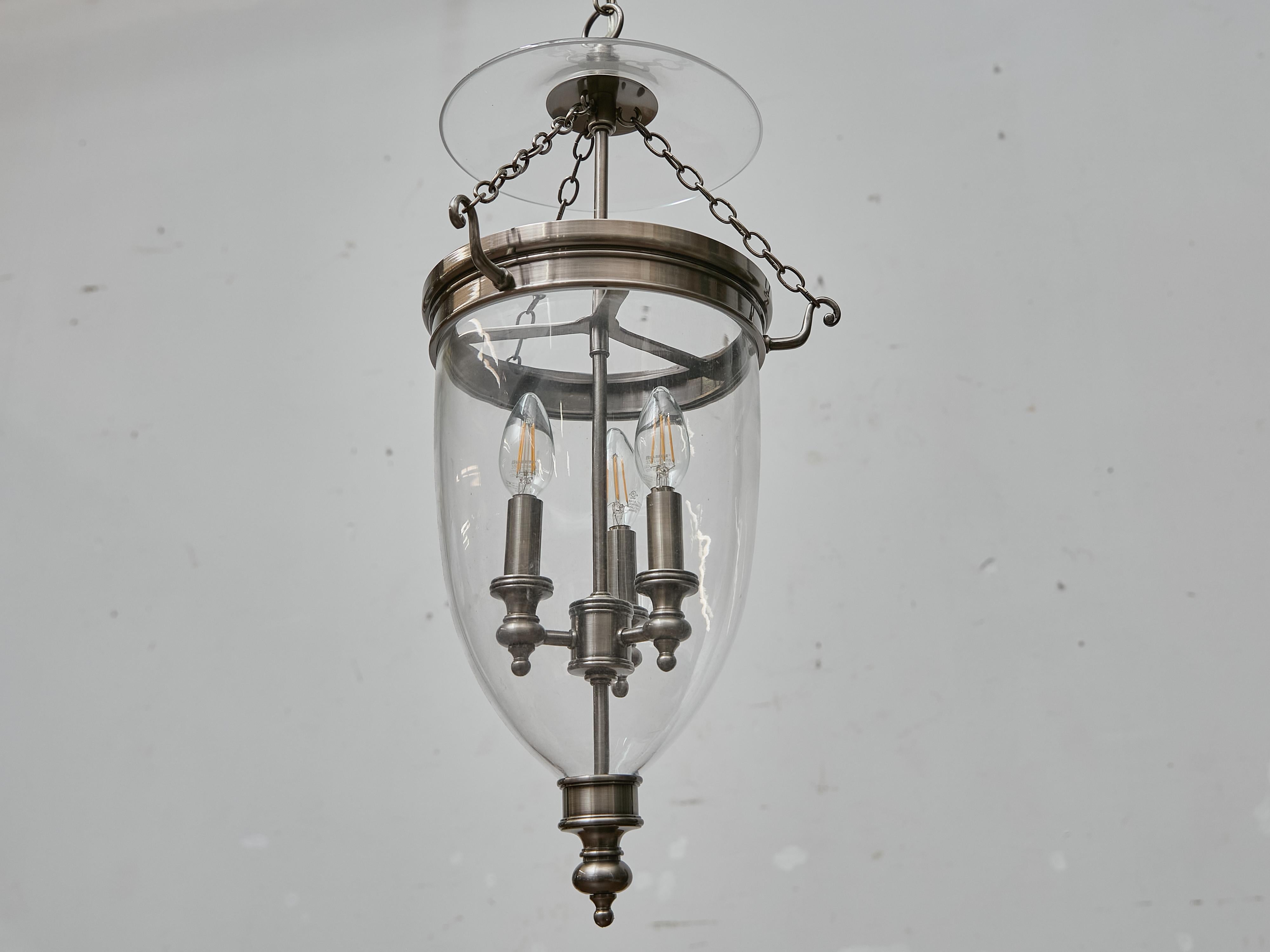 Englische Nickel-Glockenlaterne aus der Jahrhundertmitte mit Glas-Dome und drei Lights im Angebot 8