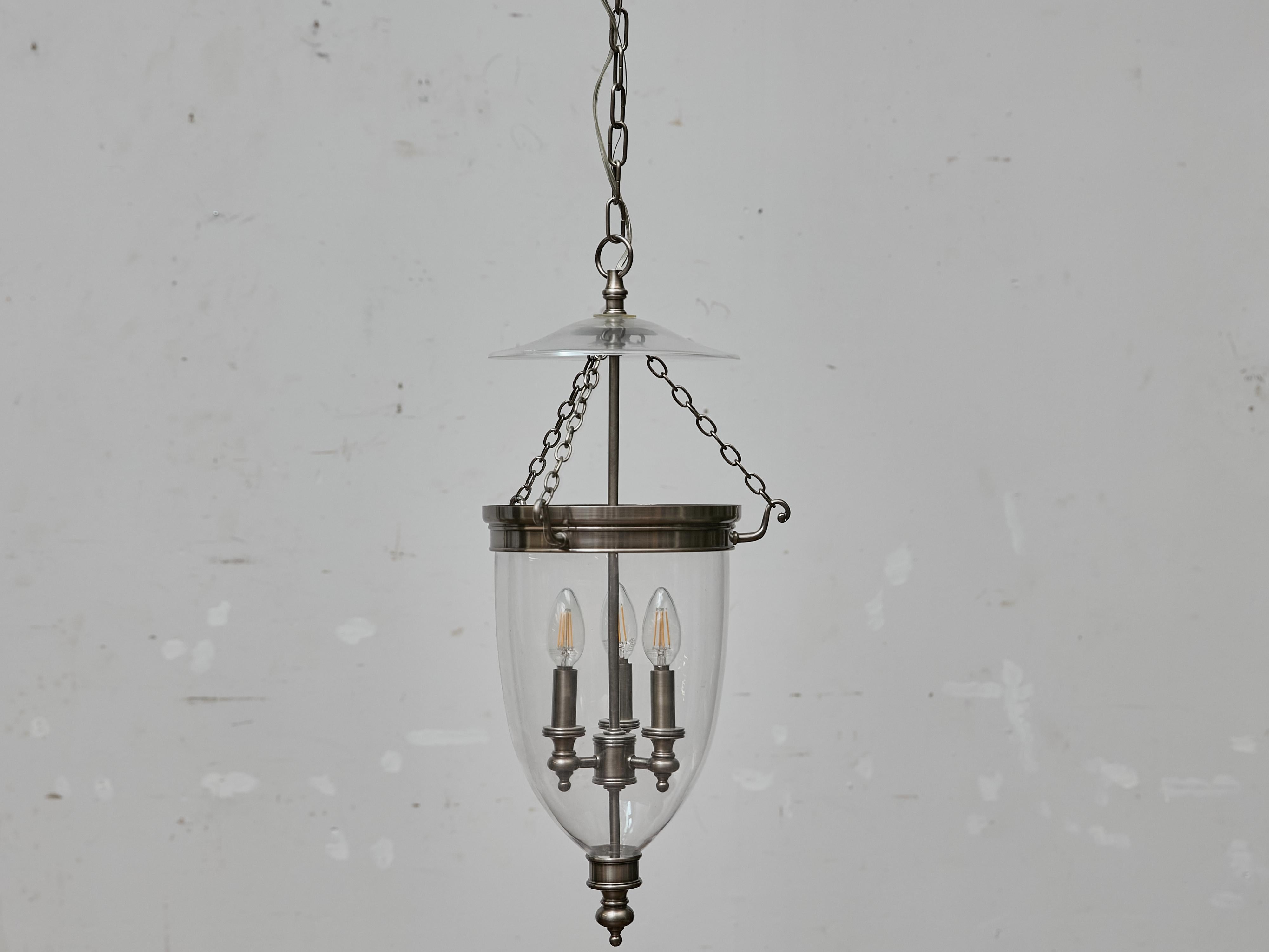 Englische Nickel-Glockenlaterne aus der Jahrhundertmitte mit Glas-Dome und drei Lights (Poliert) im Angebot