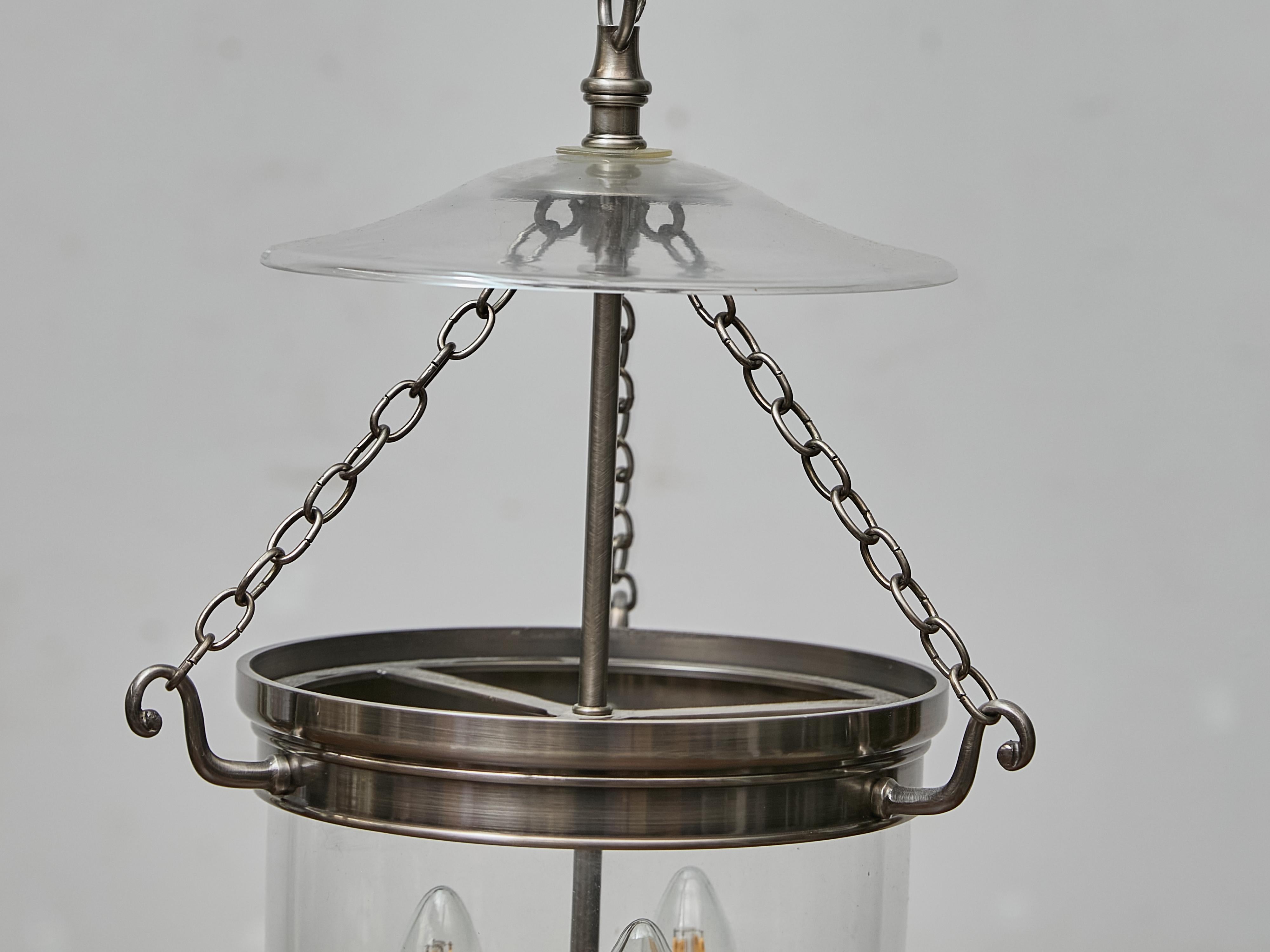 Englische Nickel-Glockenlaterne aus der Jahrhundertmitte mit Glas-Dome und drei Lights im Zustand „Gut“ im Angebot in Atlanta, GA