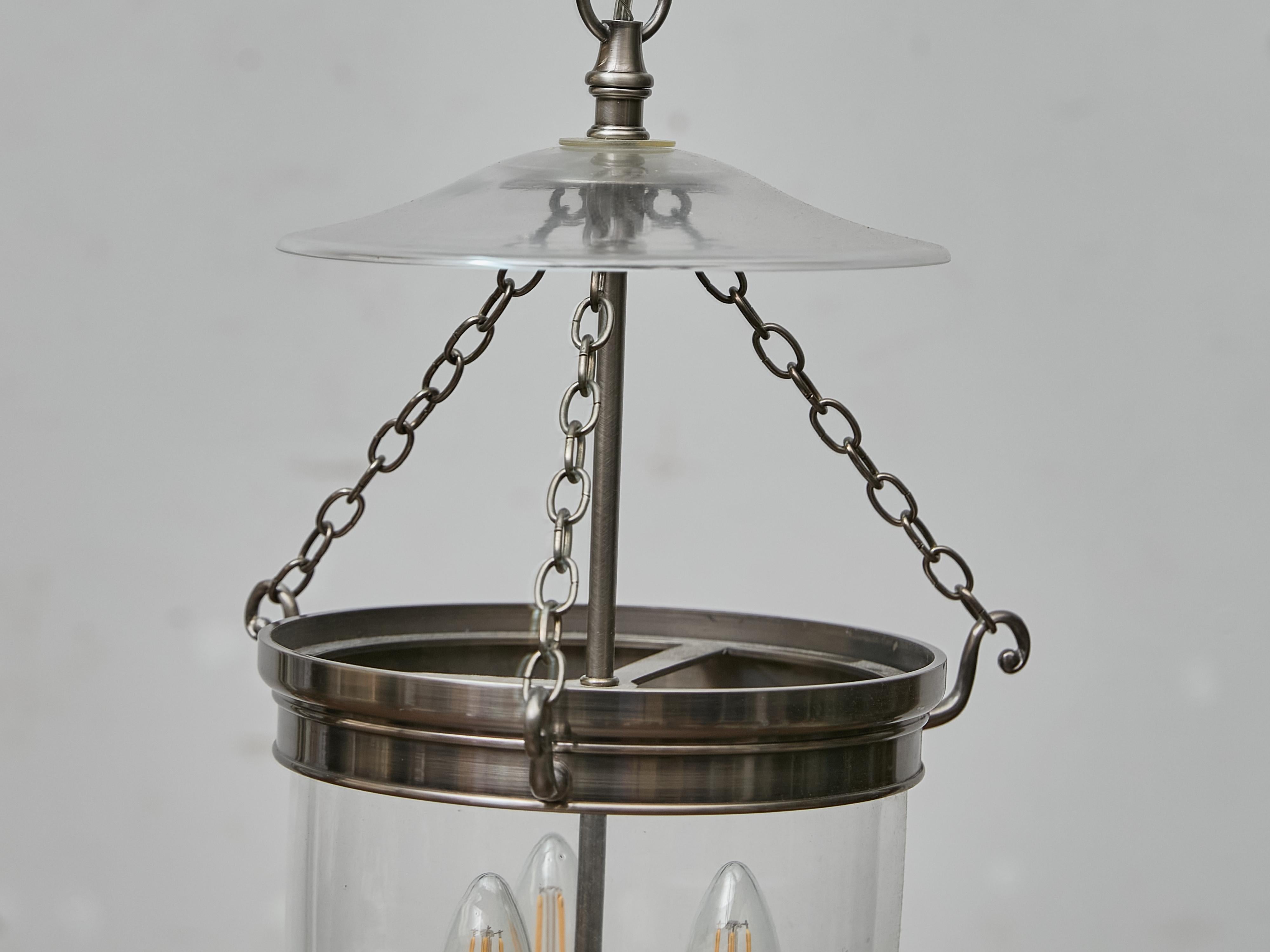 Englische Nickel-Glockenlaterne aus der Jahrhundertmitte mit Glas-Dome und drei Lights (20. Jahrhundert) im Angebot