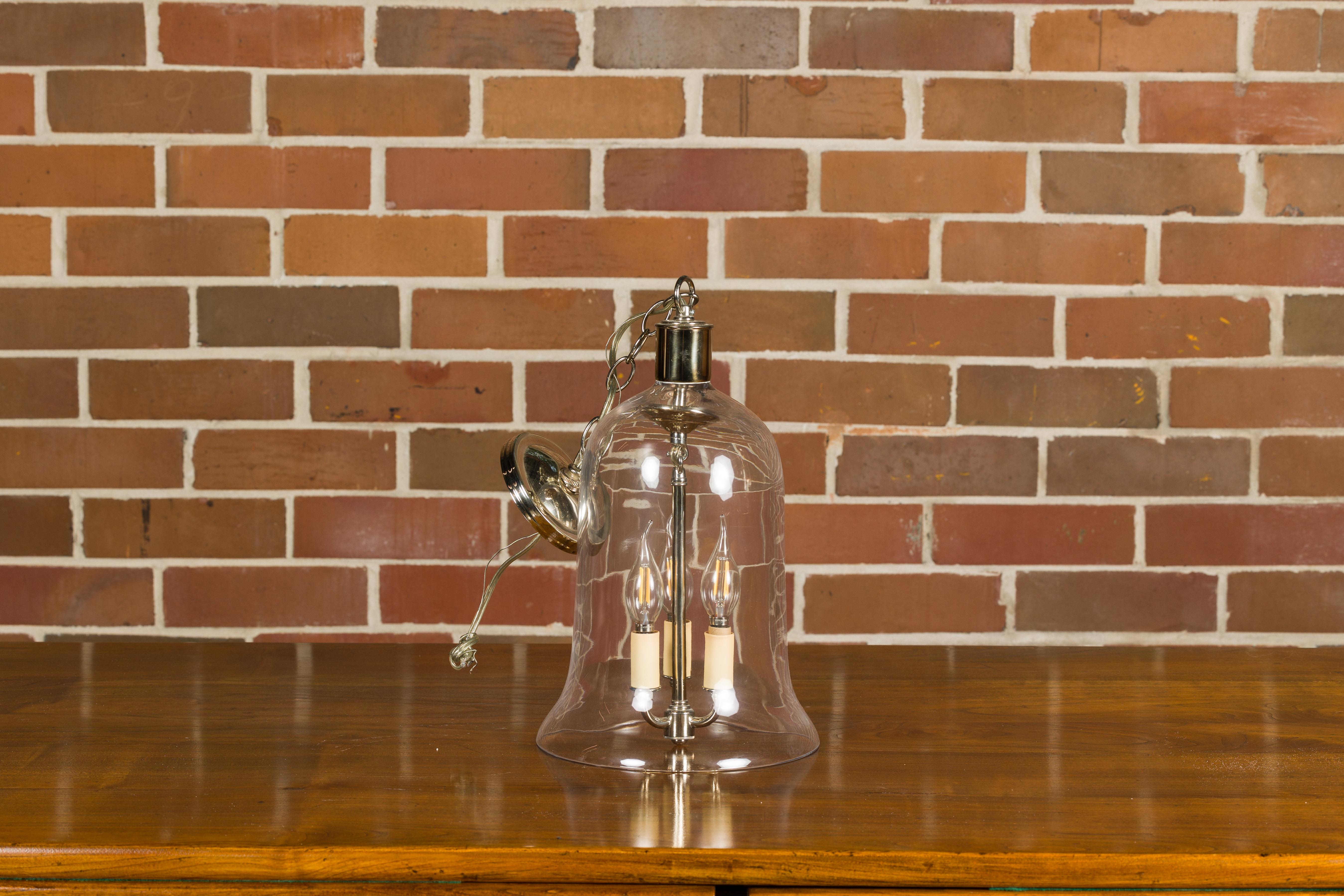 Lampe cloche anglaise en nickel et verre de la période du milieu du siècle, avec un groupe de trois bras. Découvrez l'élégance intemporelle de ce luminaire cloche Eleg Midcentury, une pièce étonnante qui combine magistralement le nickel et le verre
