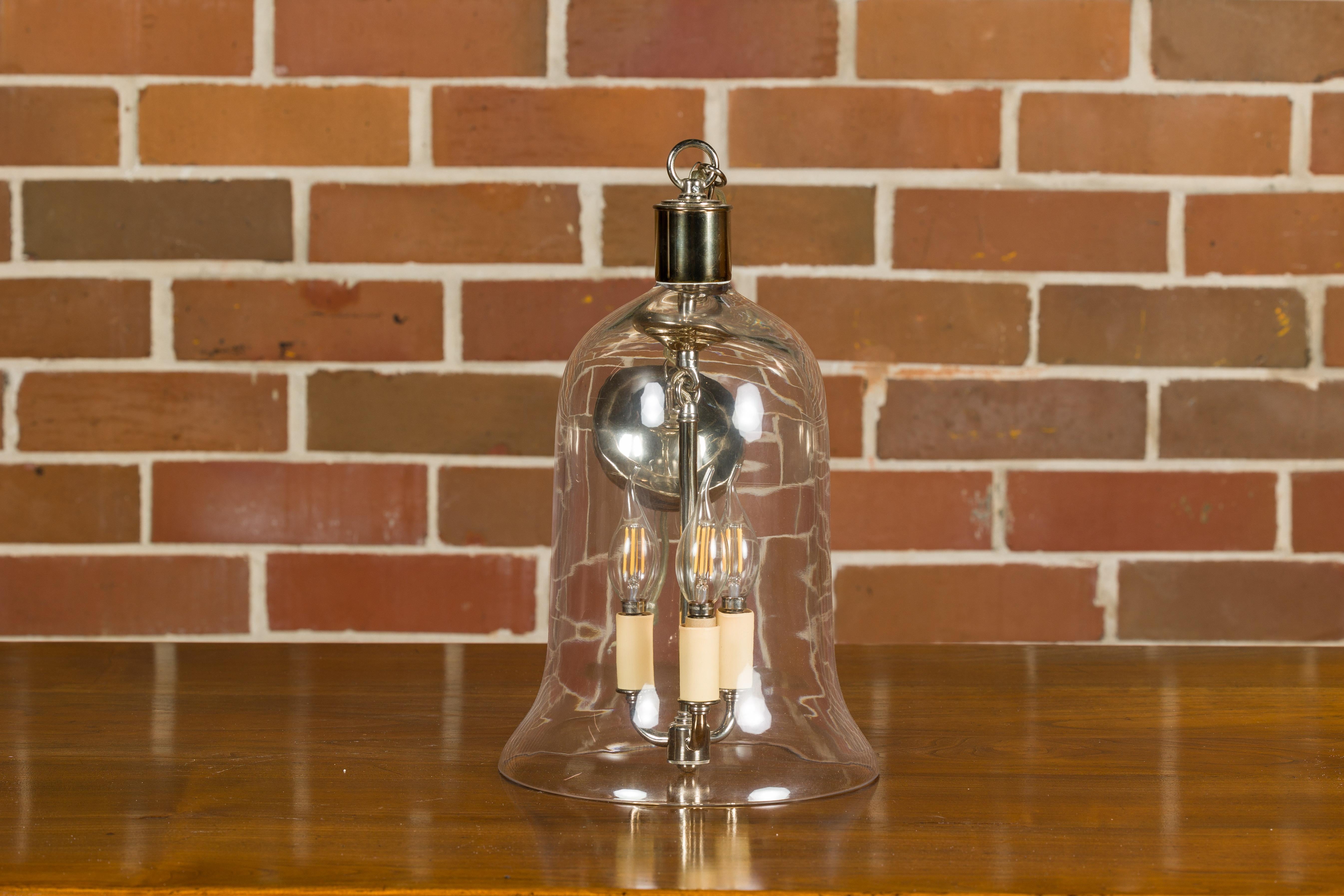 Mid-Century Modern Luminaire anglais du milieu du siècle en nickel avec trois Lights et cloche en verre en vente