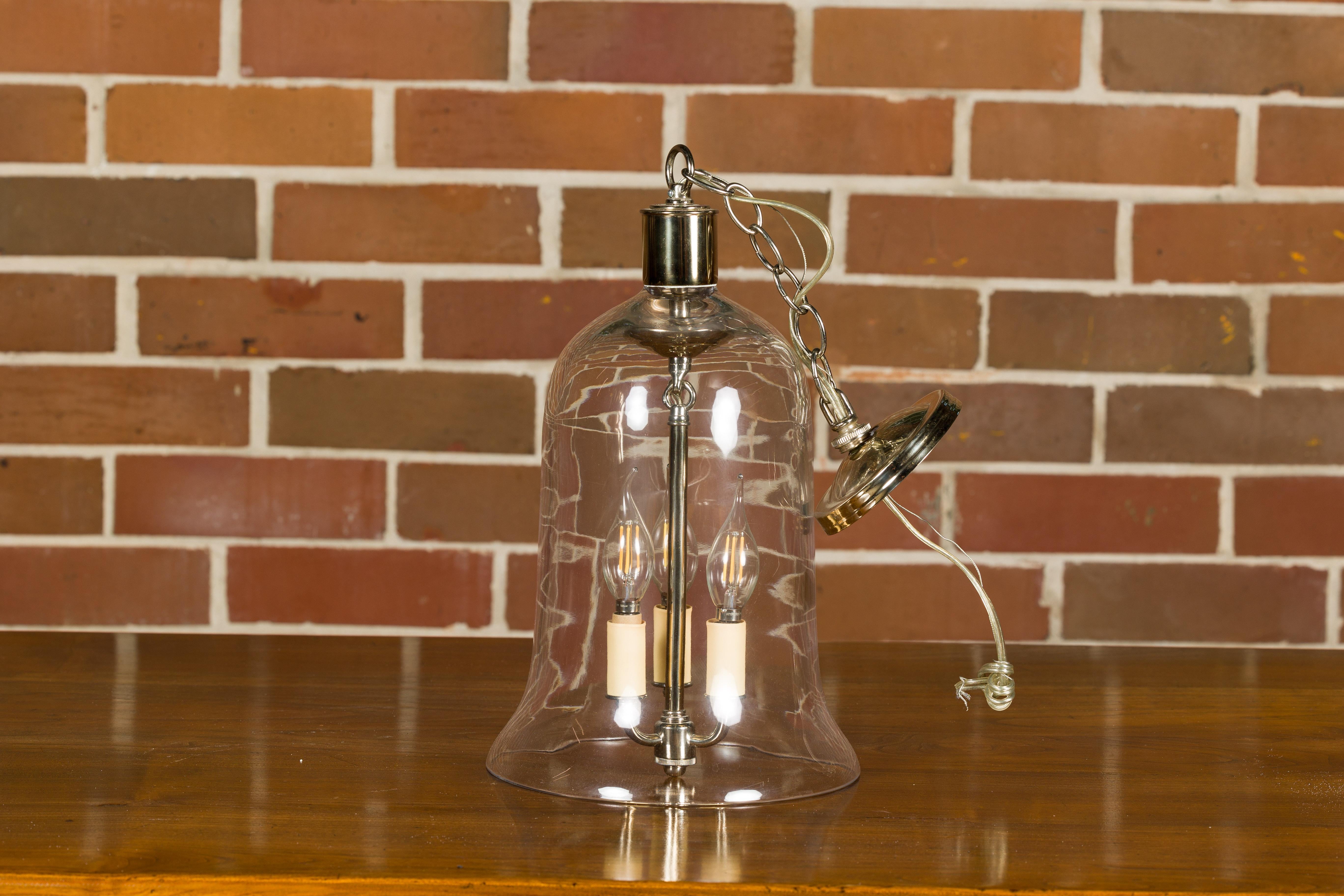 Luminaire anglais du milieu du siècle en nickel avec trois Lights et cloche en verre Bon état - En vente à Atlanta, GA