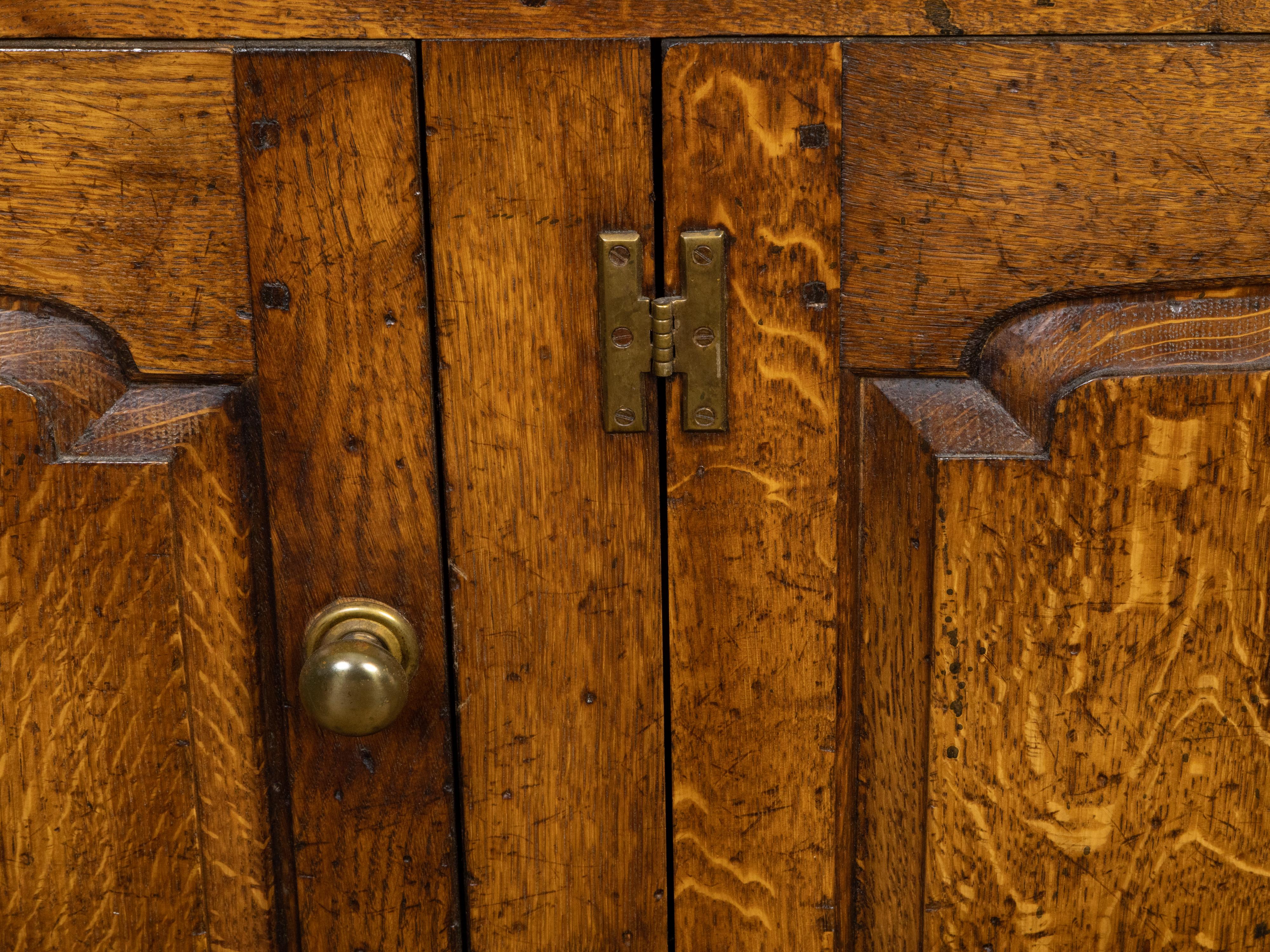 Englische Eichenholzkommode der Jahrhundertmitte mit geschnitzten Akzenten, sechs Türen und sechs Schubladen im Angebot 5