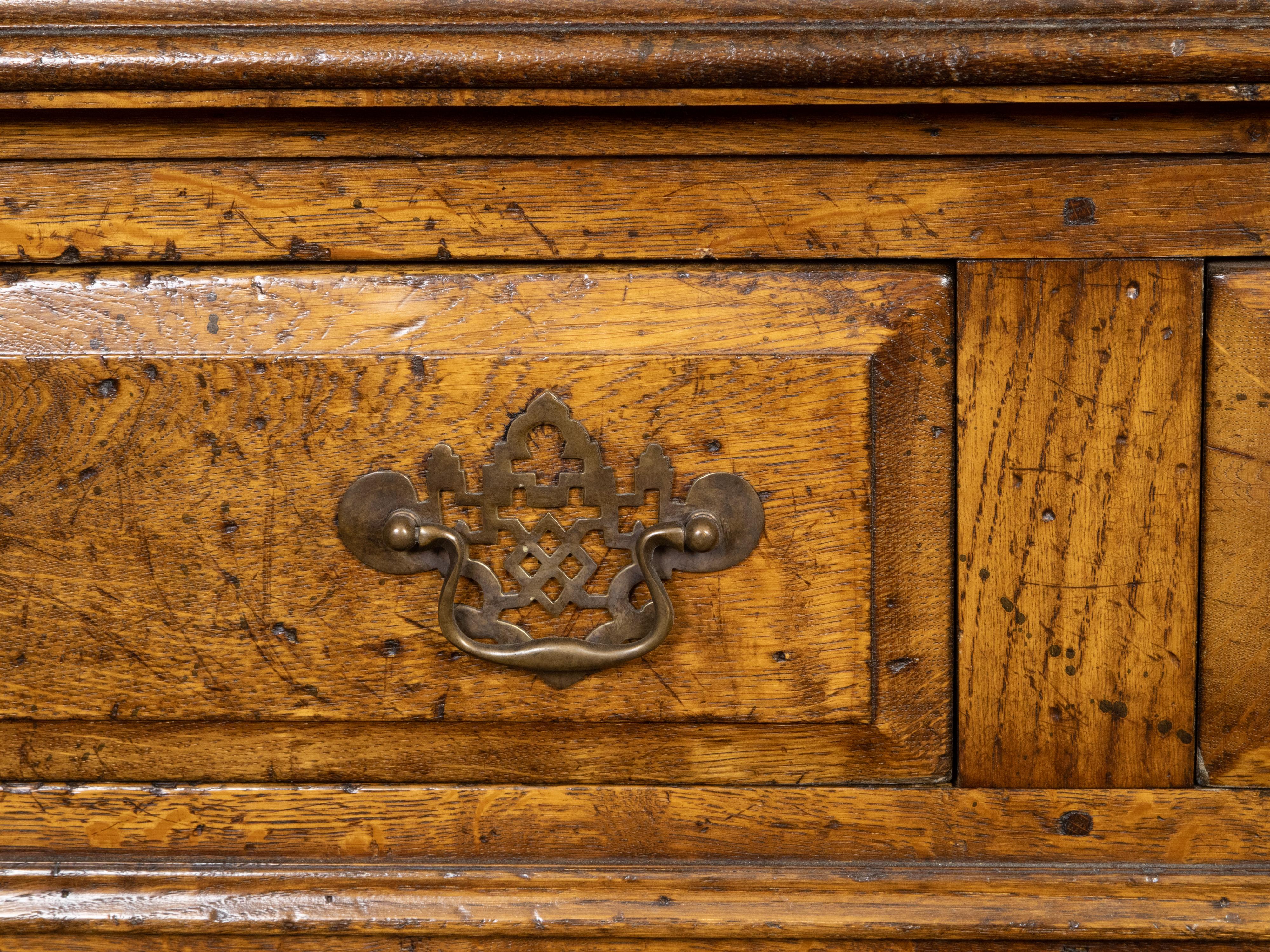 Englische Eichenholzkommode der Jahrhundertmitte mit geschnitzten Akzenten, sechs Türen und sechs Schubladen im Angebot 6