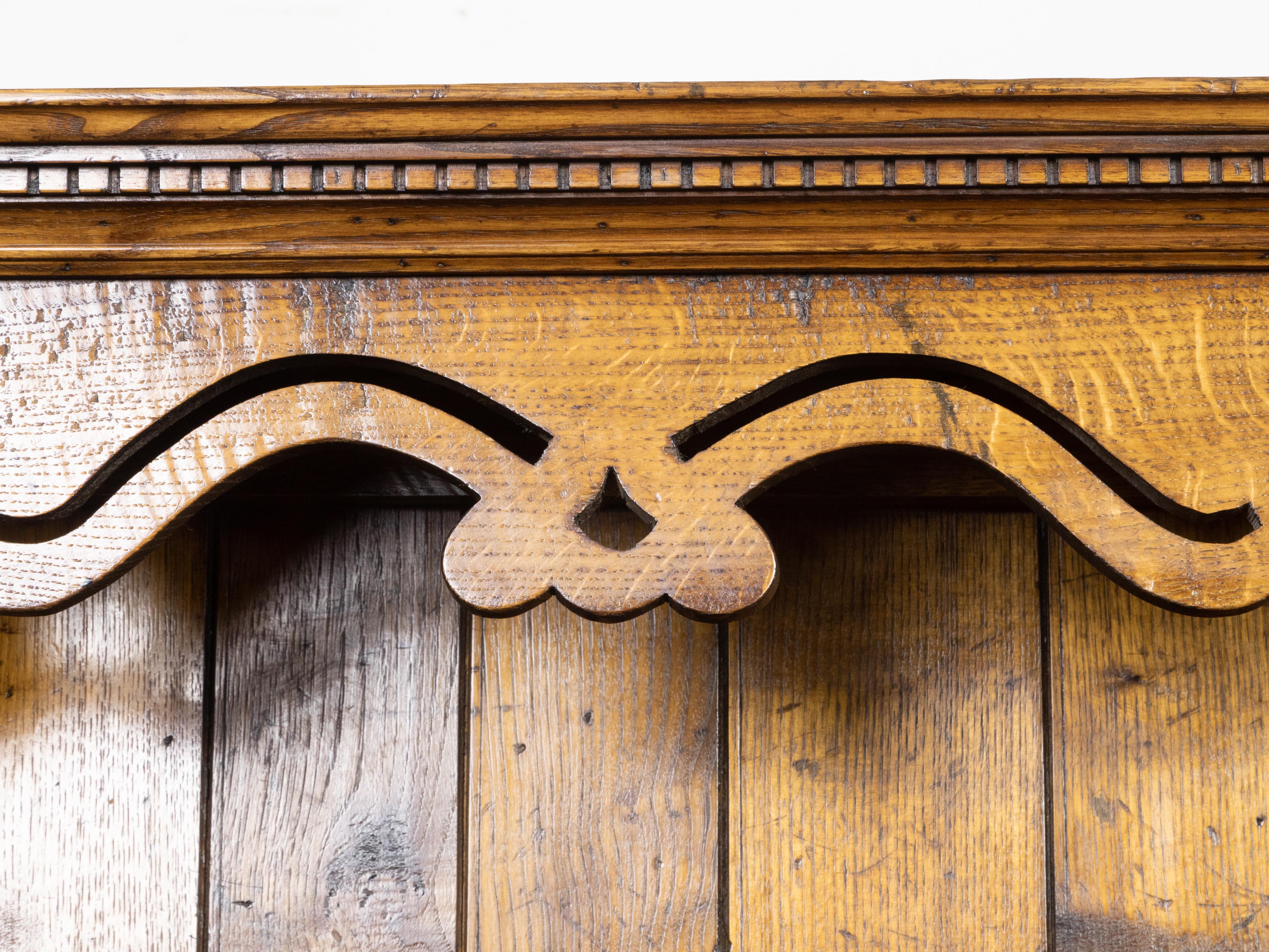 Englische Eichenholzkommode der Jahrhundertmitte mit geschnitzten Akzenten, sechs Türen und sechs Schubladen im Angebot 7