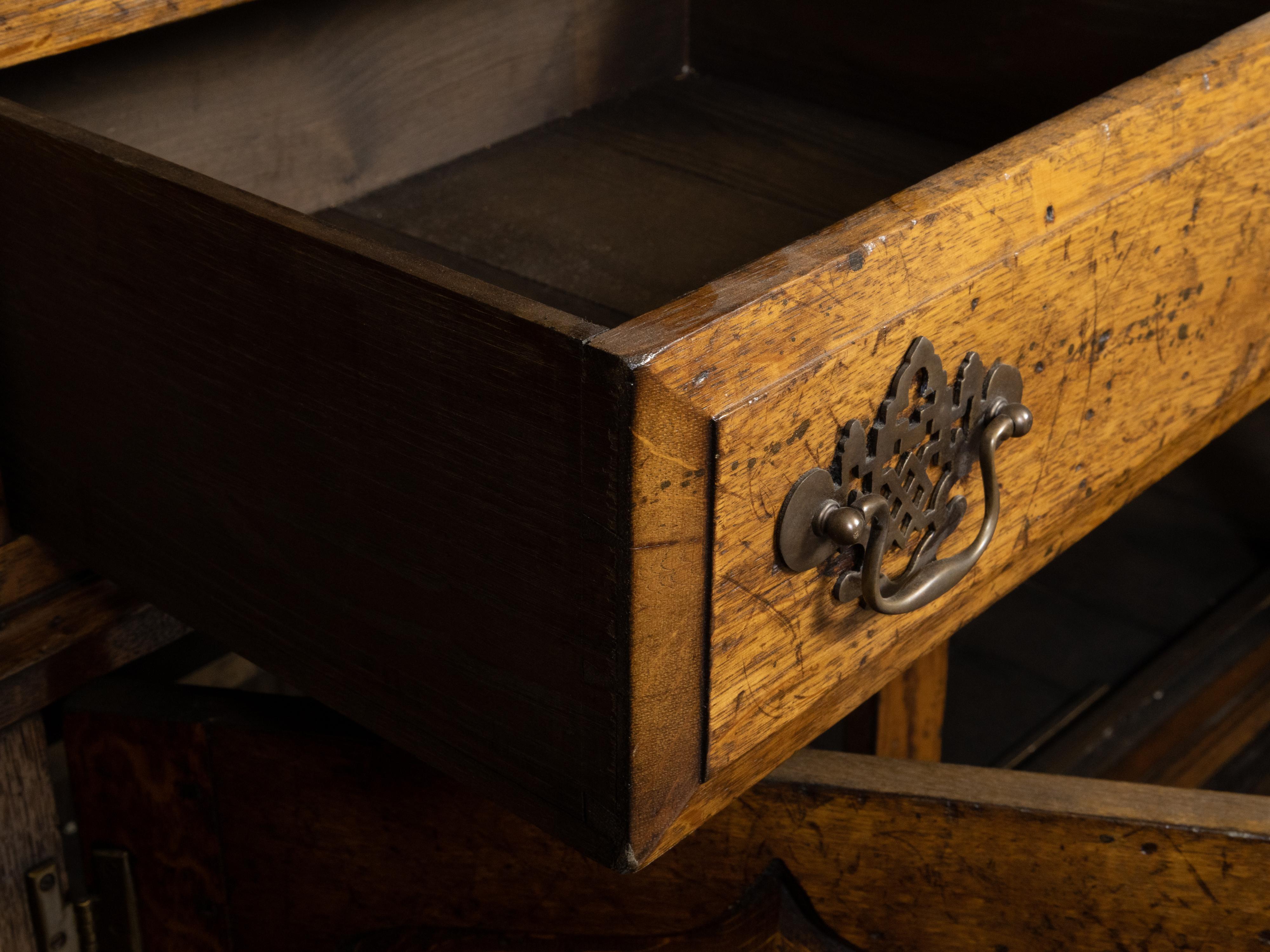 Englische Eichenholzkommode der Jahrhundertmitte mit geschnitzten Akzenten, sechs Türen und sechs Schubladen im Angebot 9