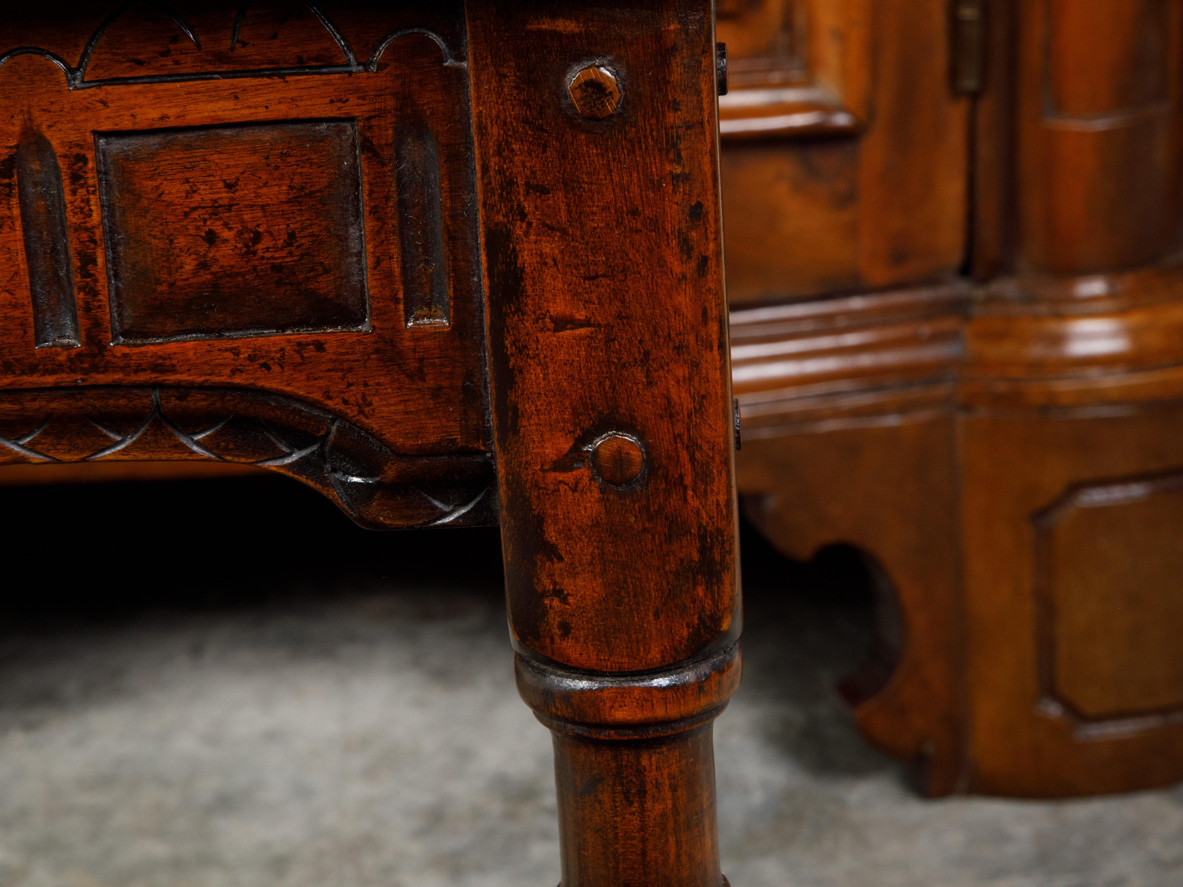 Englischer englischer Eichenholzhocker aus der Mitte des Jahrhunderts mit geschnitzter Schürze, gedrechselten Beinen und Binsenfüßen (20. Jahrhundert) im Angebot