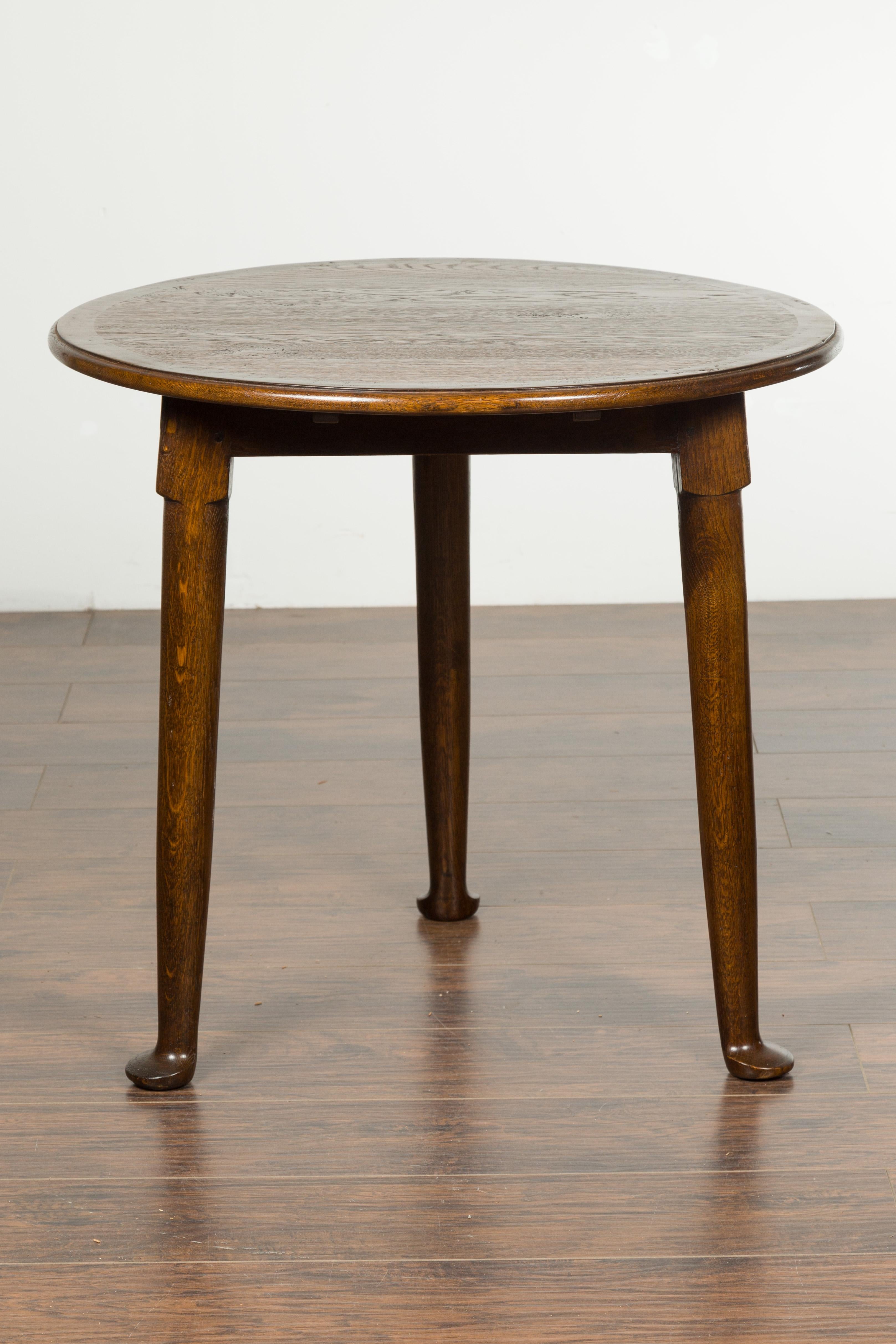 English Midcentury Oak Side Table with Round Top, Cylindrical Legs and Pad Feet 6