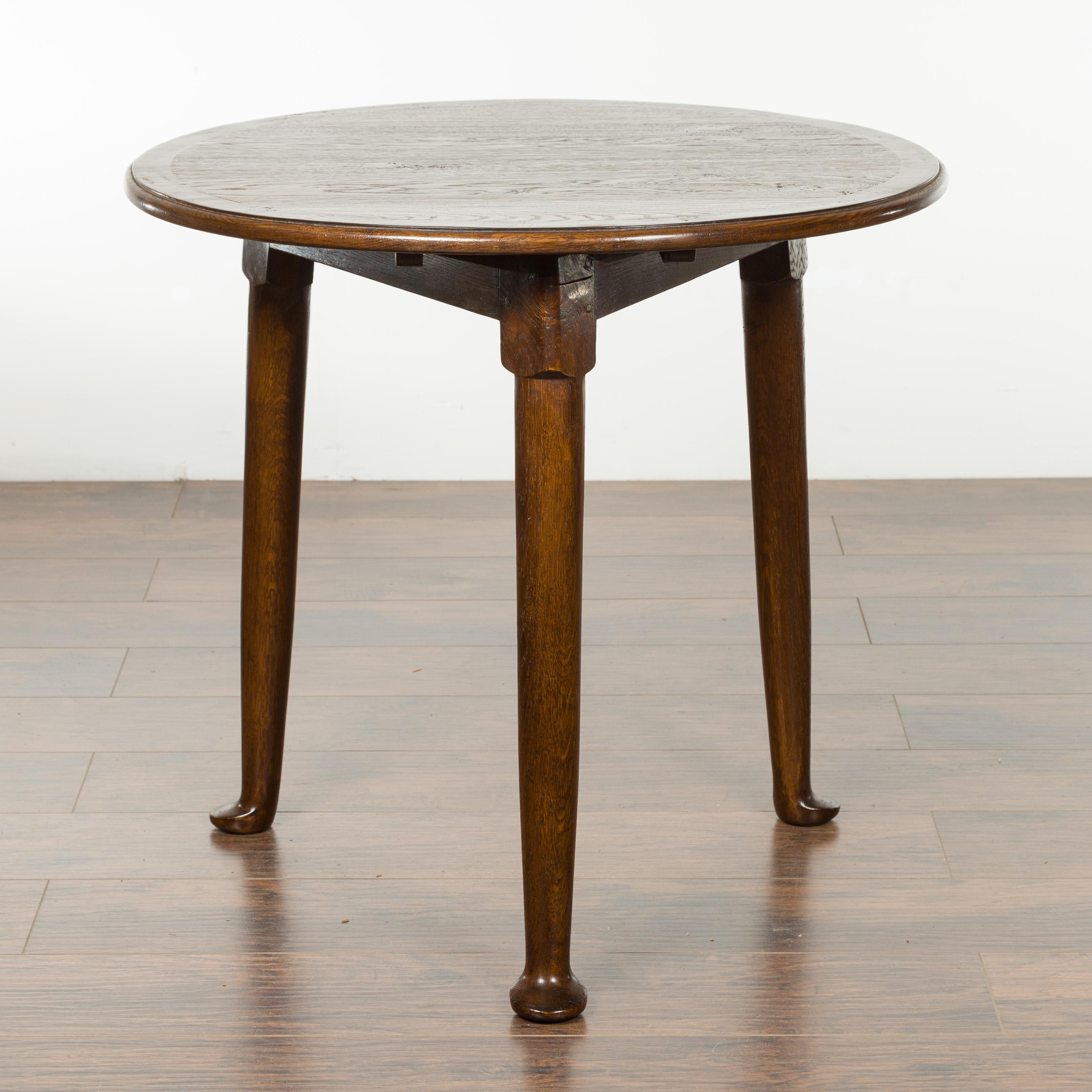 English Midcentury Oak Side Table with Round Top, Cylindrical Legs and Pad Feet In Good Condition In Atlanta, GA