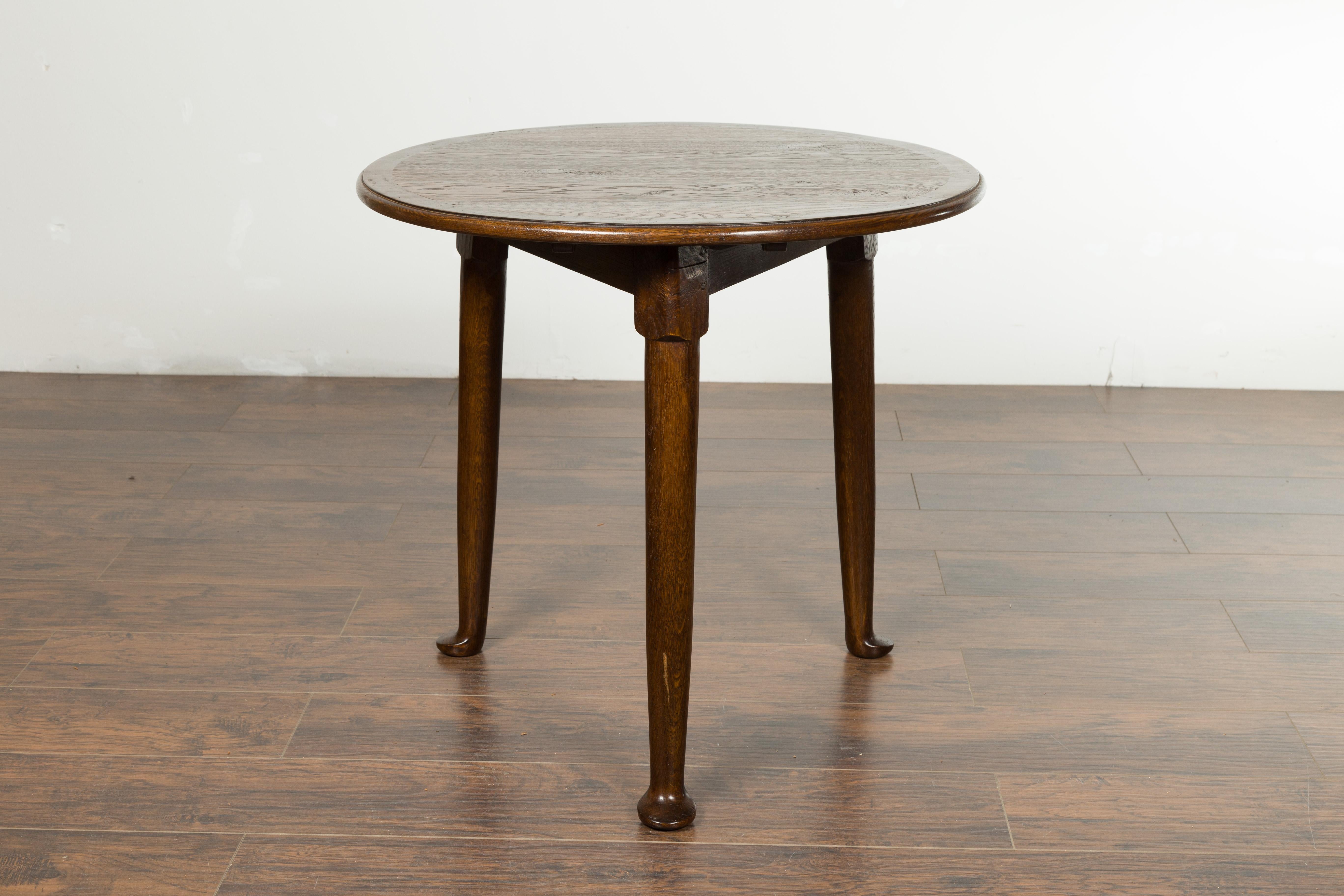 20th Century English Midcentury Oak Side Table with Round Top, Cylindrical Legs and Pad Feet