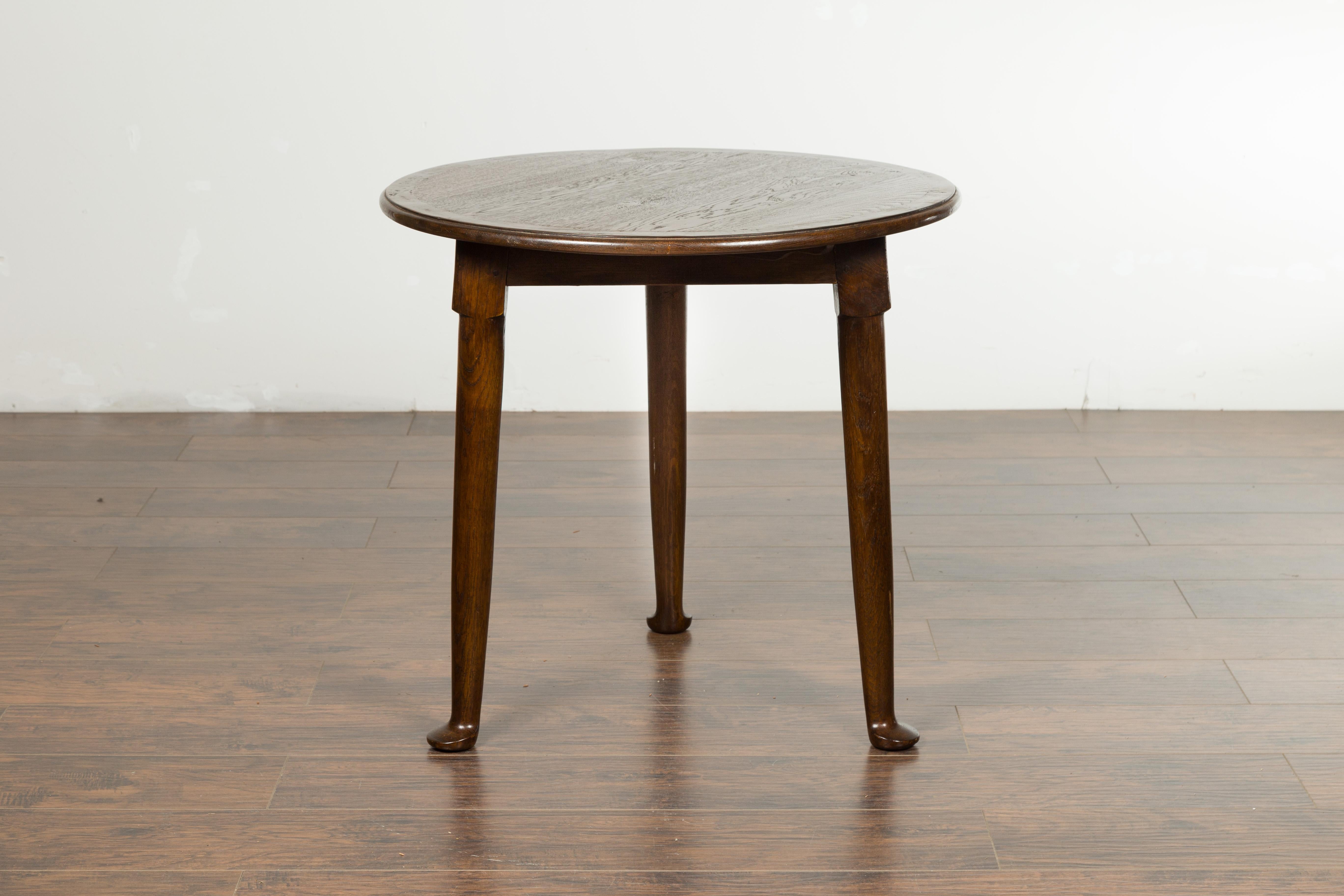 English Midcentury Oak Side Table with Round Top, Cylindrical Legs and Pad Feet 3