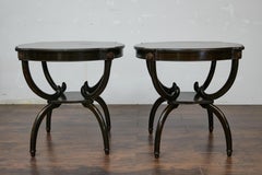 Tables d'appoint anglaises laquées foncées d'époque médiévale avec accents néoclassiques