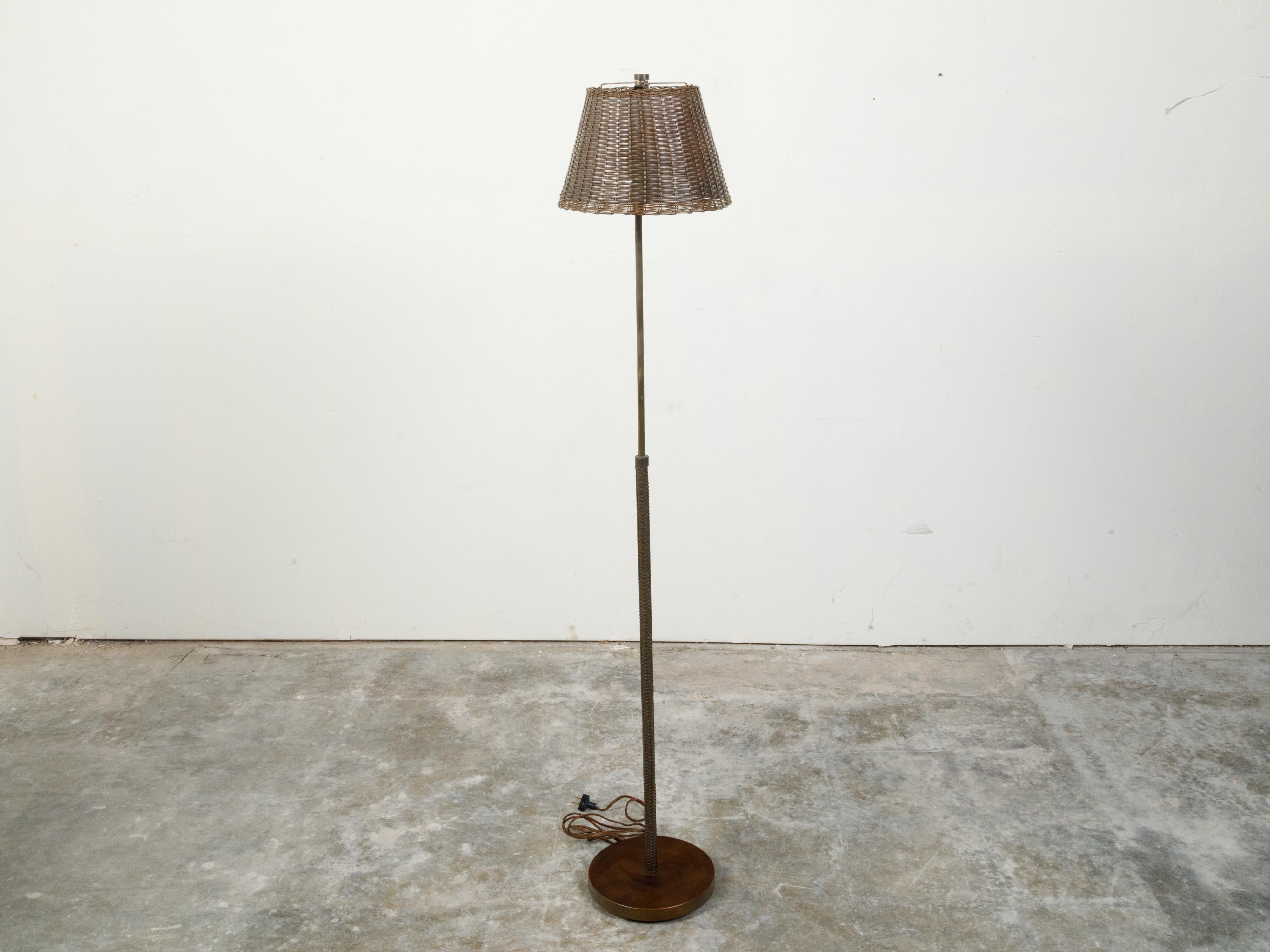 English Midcentury Woven Basket Single Light Floor Lamp on Circular Base In Good Condition For Sale In Atlanta, GA