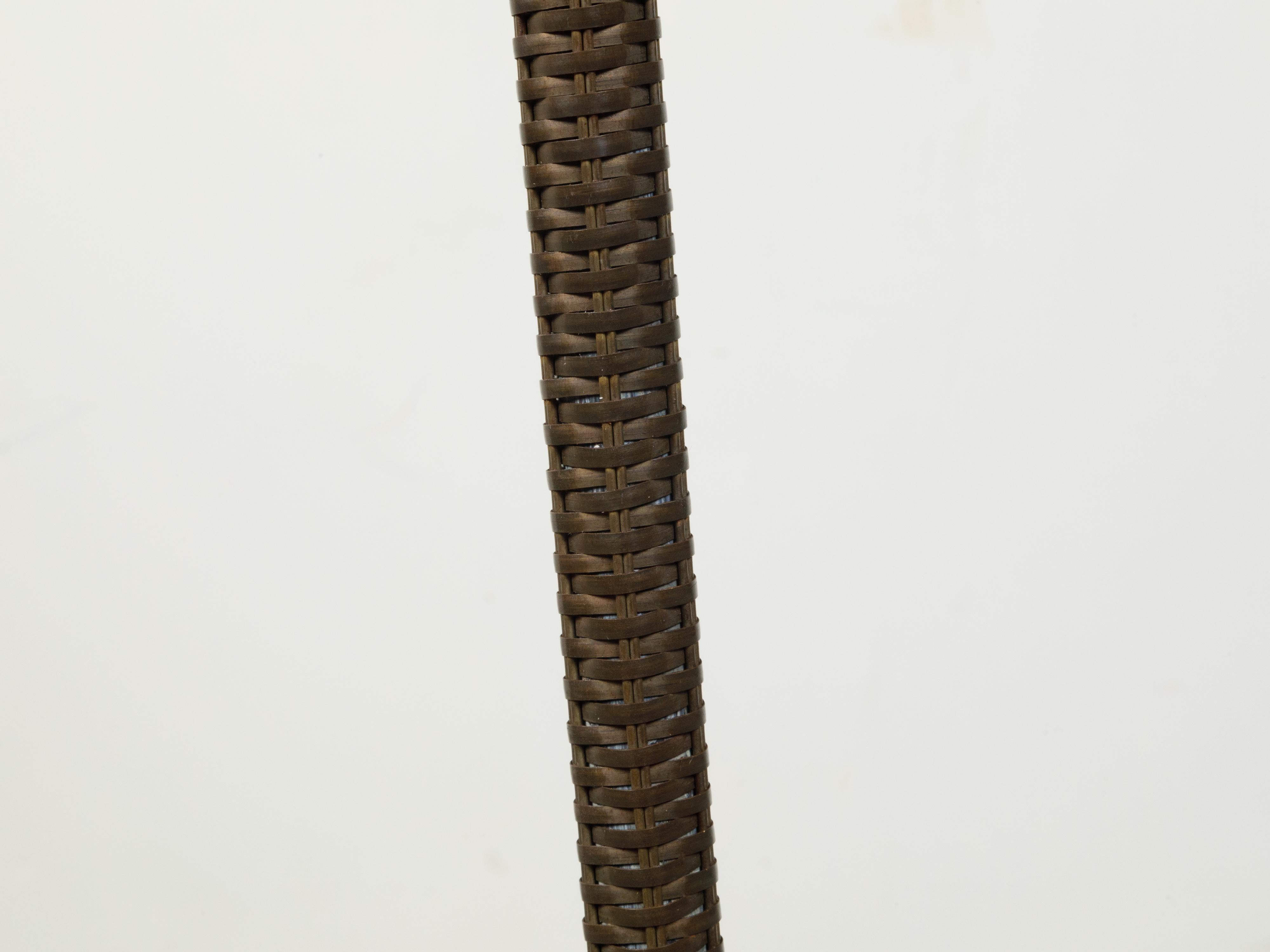 Englische gewebte Korb-Stehlampe auf rundem Sockel, Mitte des Jahrhunderts im Zustand „Gut“ im Angebot in Atlanta, GA