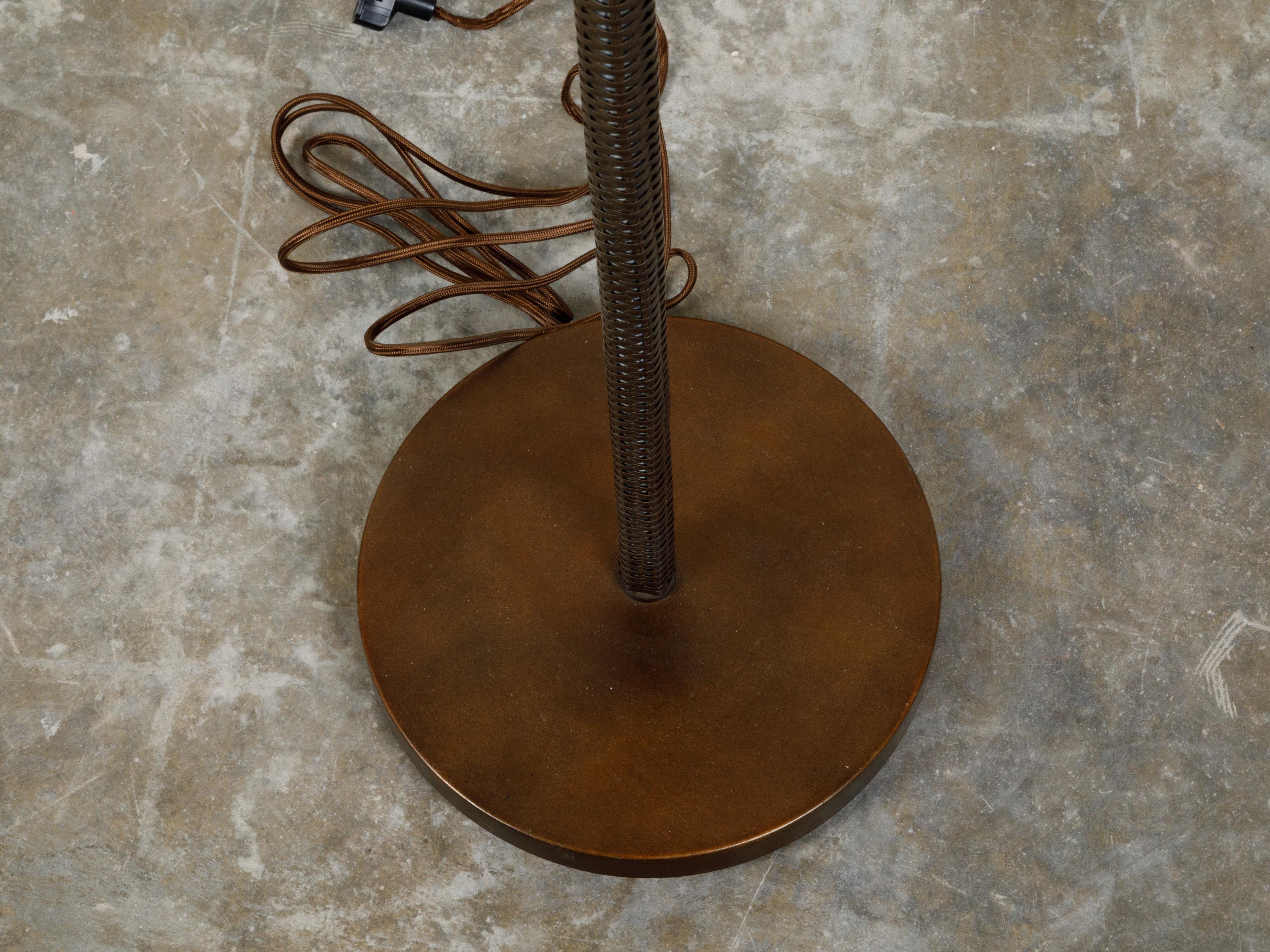 Englische gewebte Korb-Stehlampe auf rundem Sockel, Mitte des Jahrhunderts (20. Jahrhundert) im Angebot